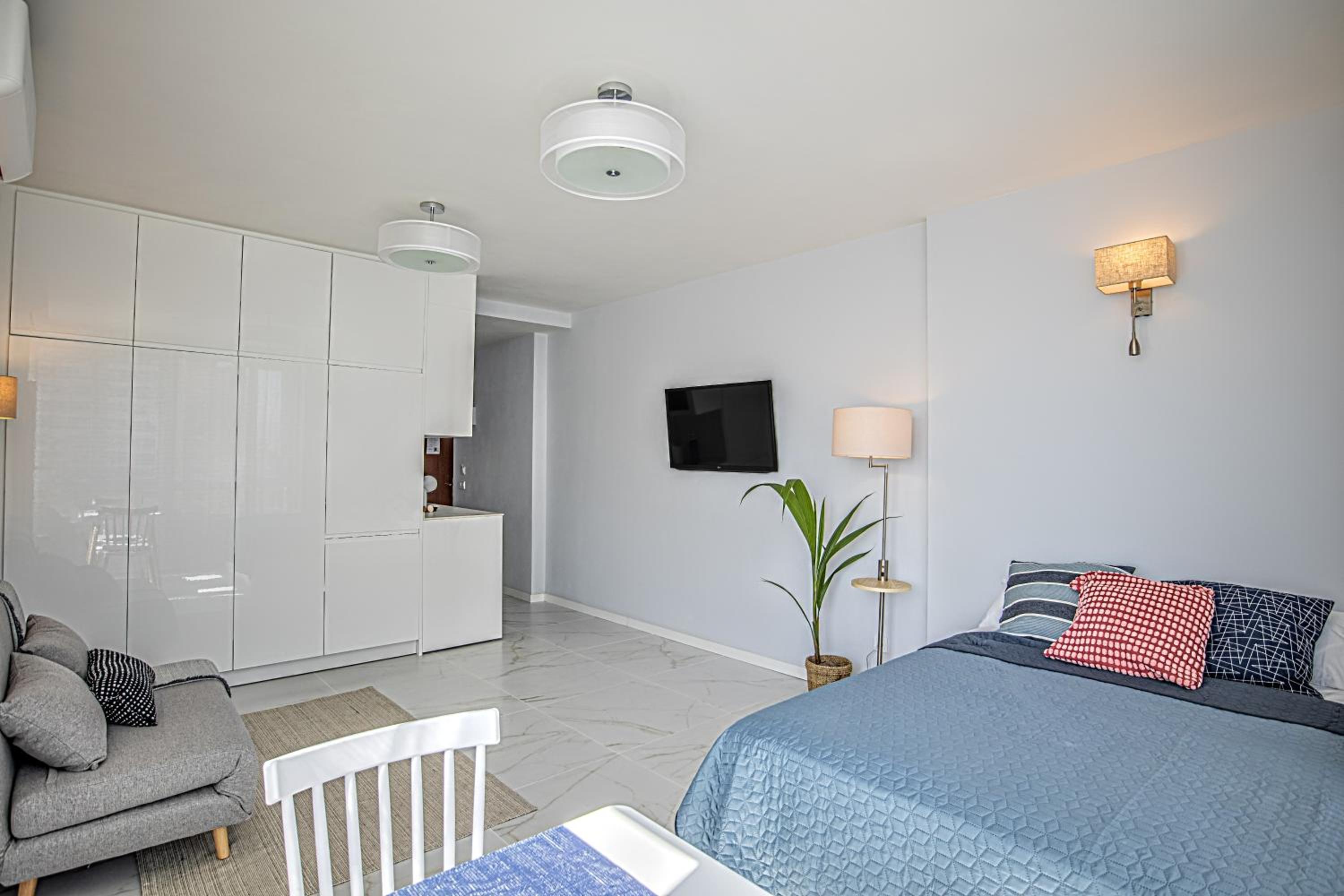 Elegant studio with pool and seaview photo 3