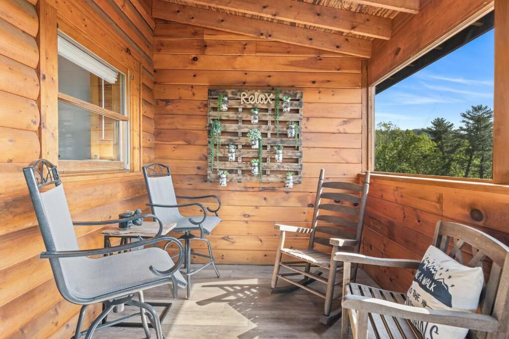 Cozy Cabin in the Smokies!!! Fully Furnished and complete with community indoor and outdoor pools and spas, game and fitness rooms as well as a private Hot view 3