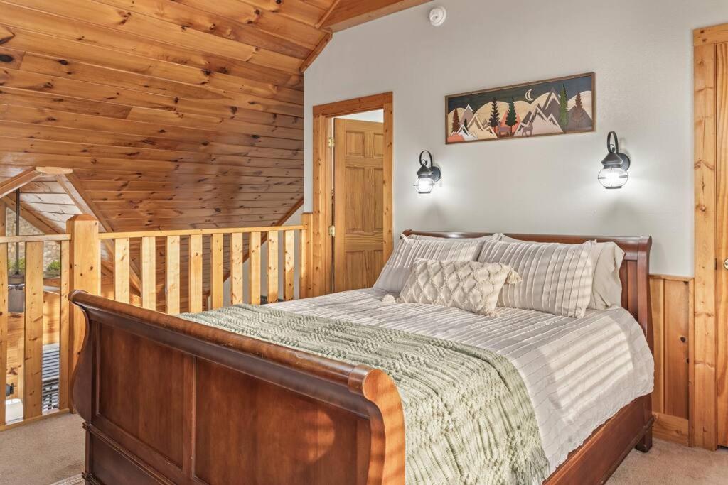 Cozy Cabin in the Smokies!!! Fully Furnished and complete with community indoor and outdoor pools and spas, game and fitness rooms as well as a private Hot view 4