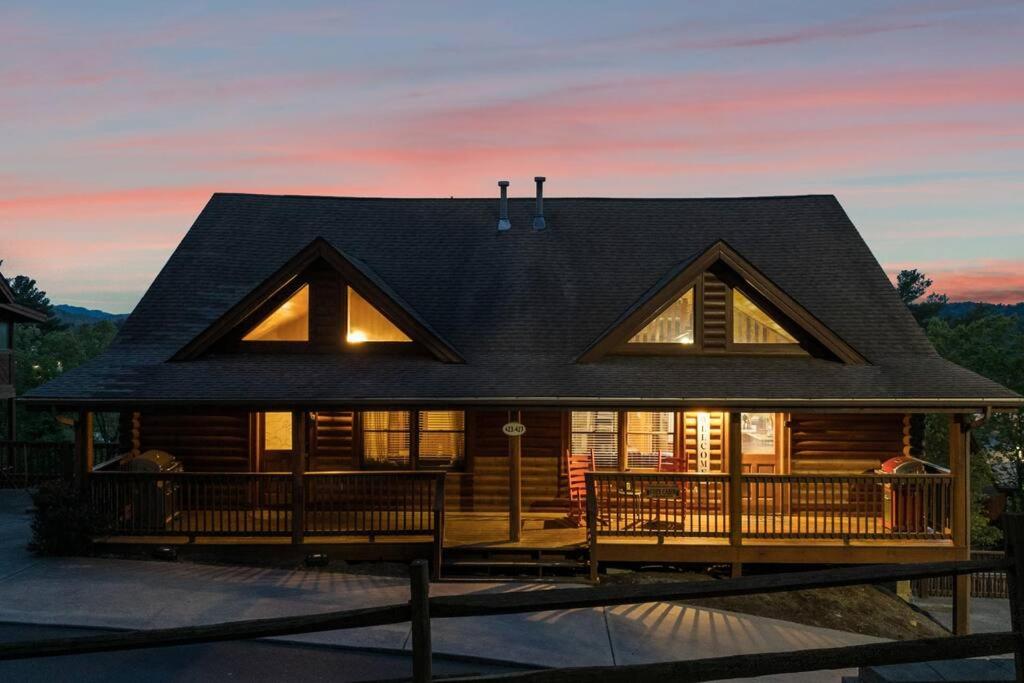 Cozy Cabin in the Smokies!!! Fully Furnished and complete with community indoor and outdoor pools and spas, game and fitness rooms as well as a private Hot view 5