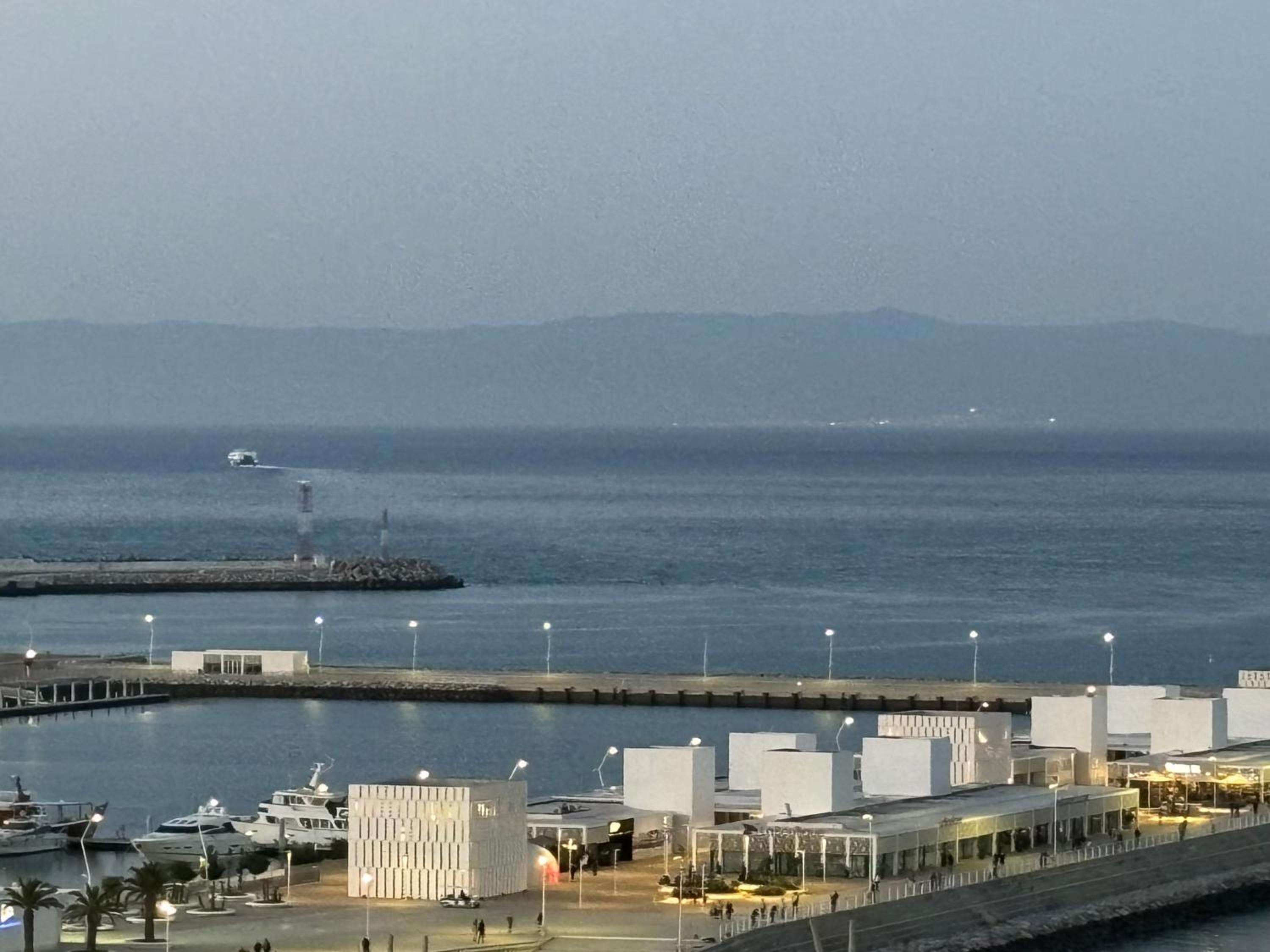 Marina View Residence, Luxury Studio, Ocean View, Enjoy Starlink High Speed WiFi, IPTV, PlayStation PS4 Plus, Near TGV, Airport Bus, Taxi, Indrive, and so  view 4