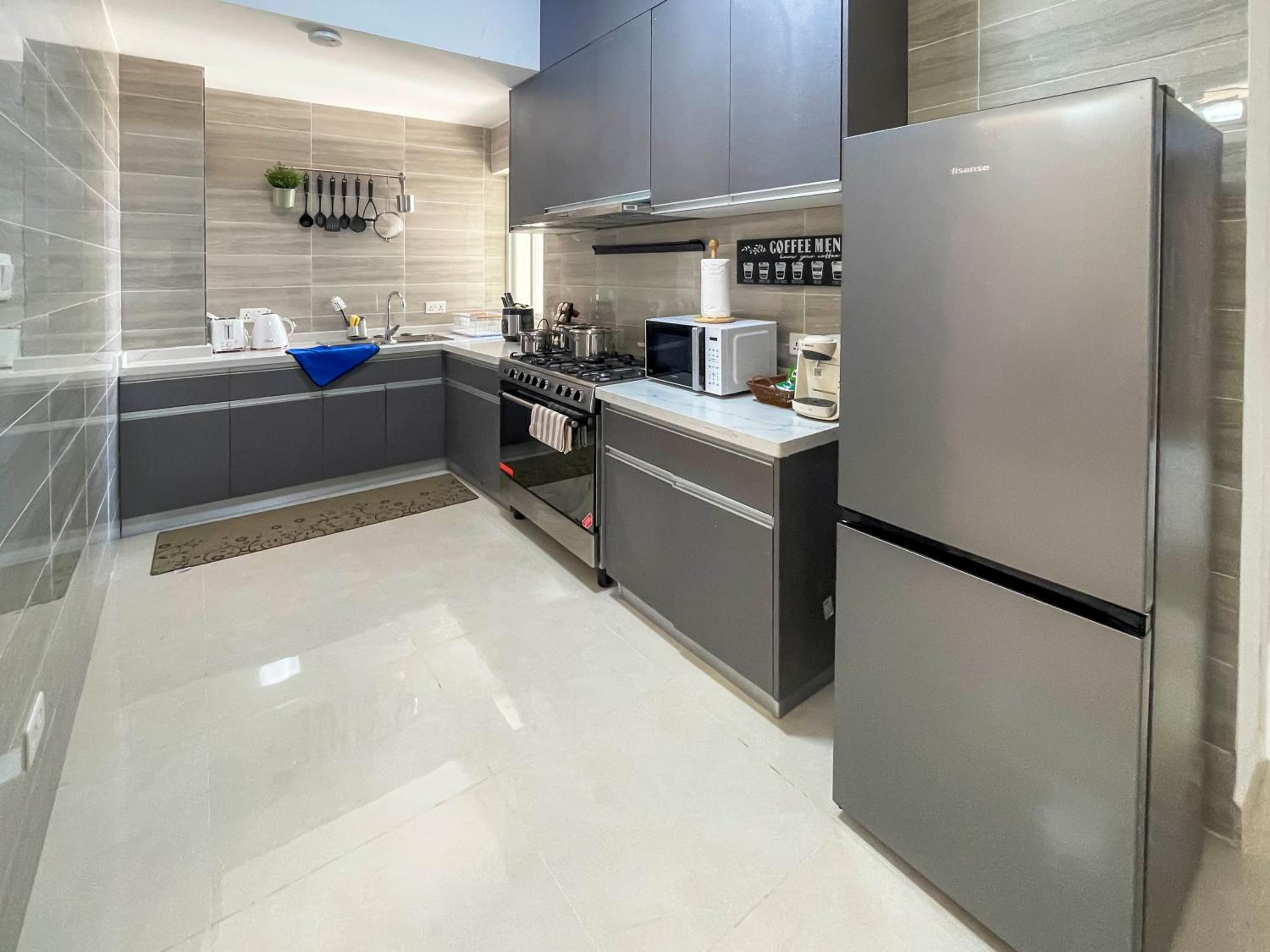 Serenity Haven Luxe 2BR, Pool, Fast Wi-Fi, AC, Netflix & Gated Stay view 4