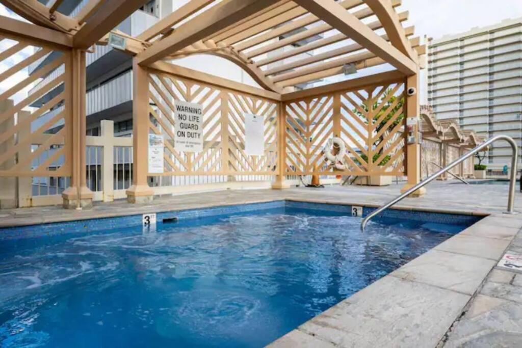 Waikiki Beach 1Bedroom Luxury Condo! view 5