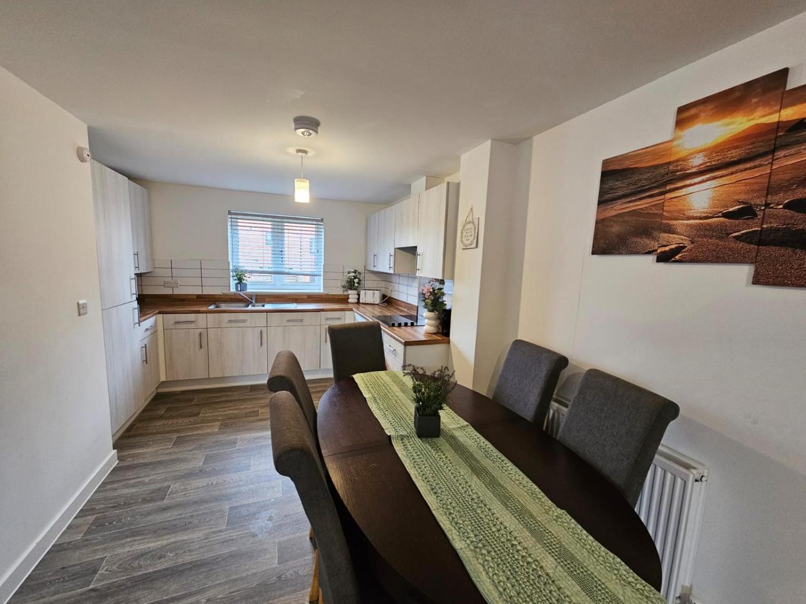 Air conditioned Modern 3 Bedroom Town House