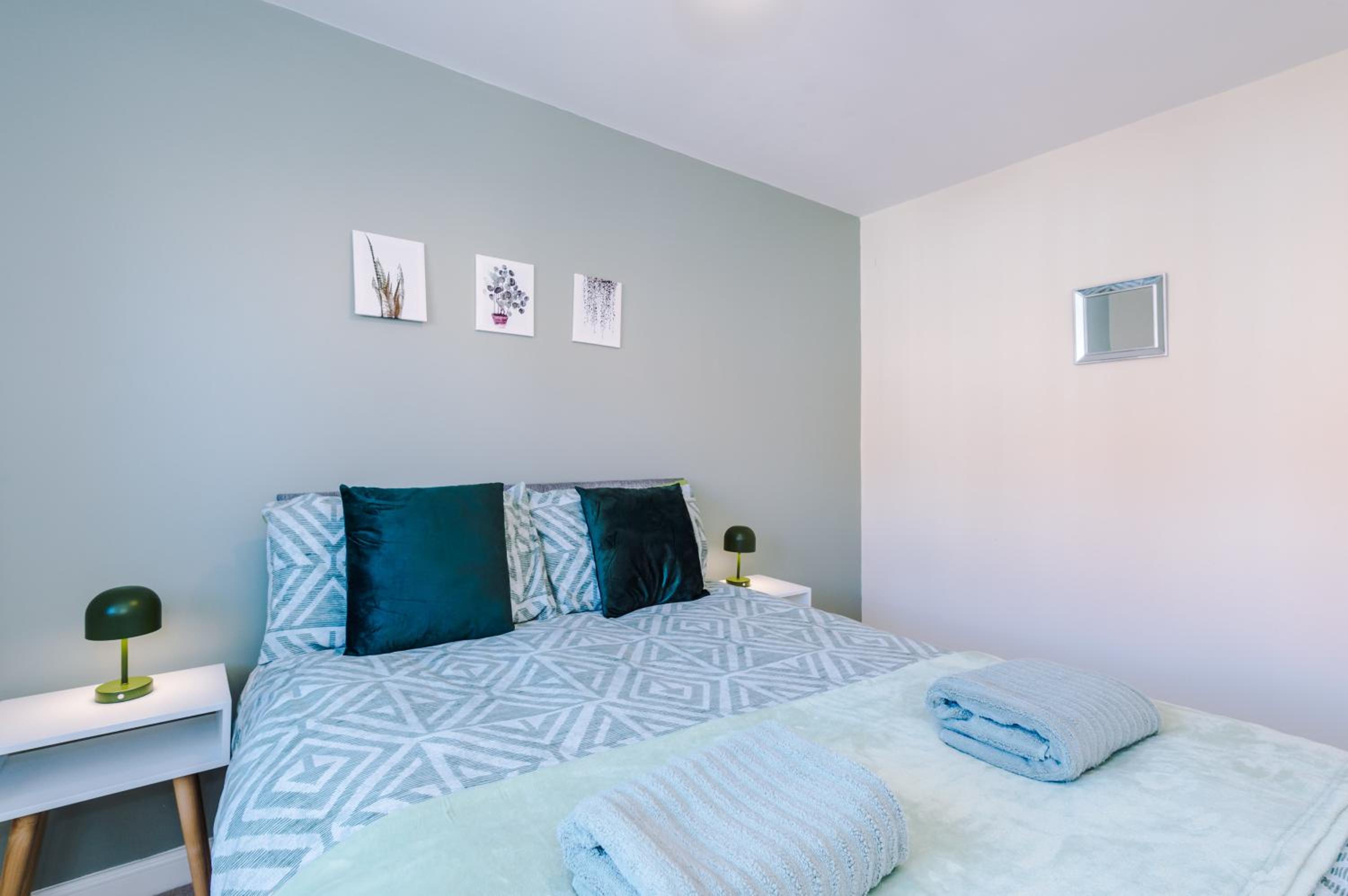 3 Bedroom Semi-Detached Home Sleeps 5 with Driveway
