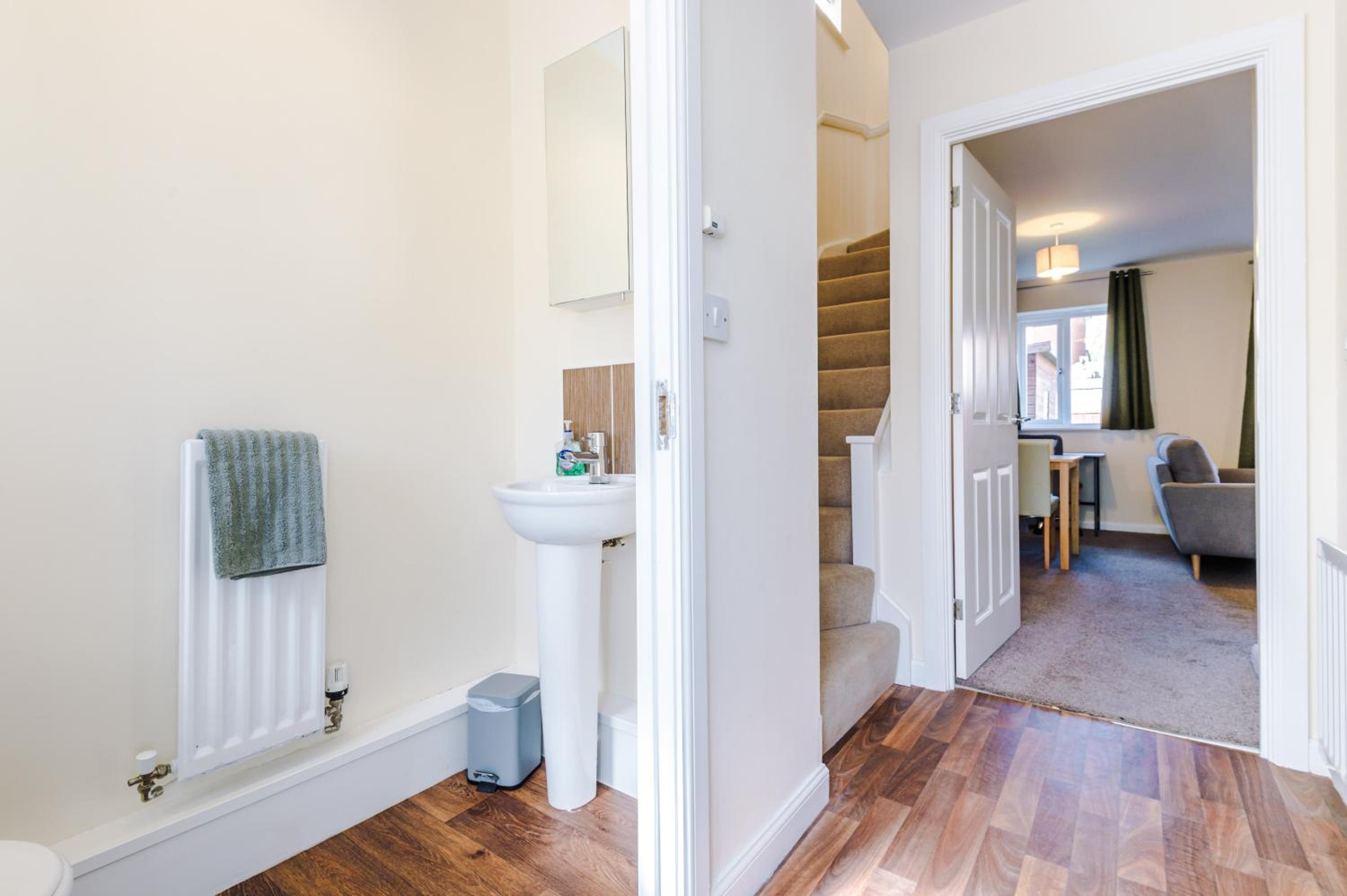 3 Bedroom Semi-Detached Home Sleeps 5 with Driveway