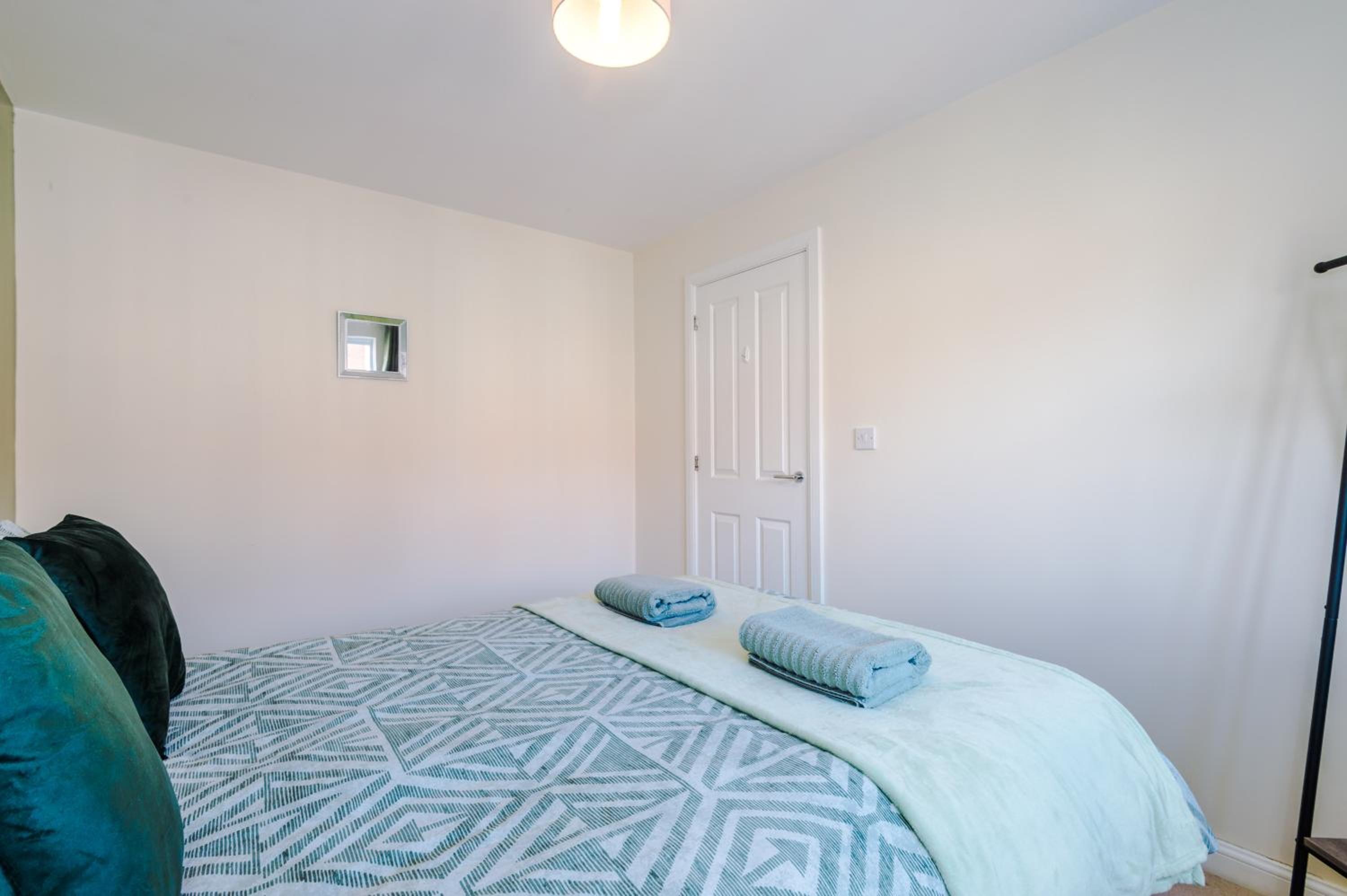 3 Bedroom Semi-Detached Home Sleeps 5 with Driveway