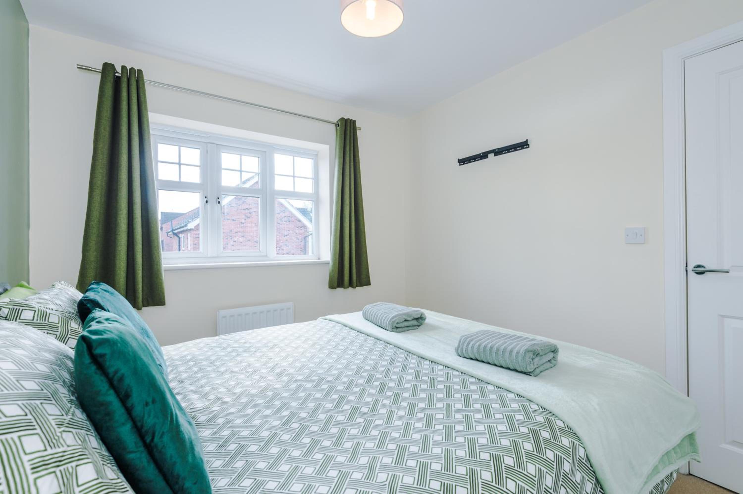 3 Bedroom Semi-Detached Home Sleeps 5 with Driveway