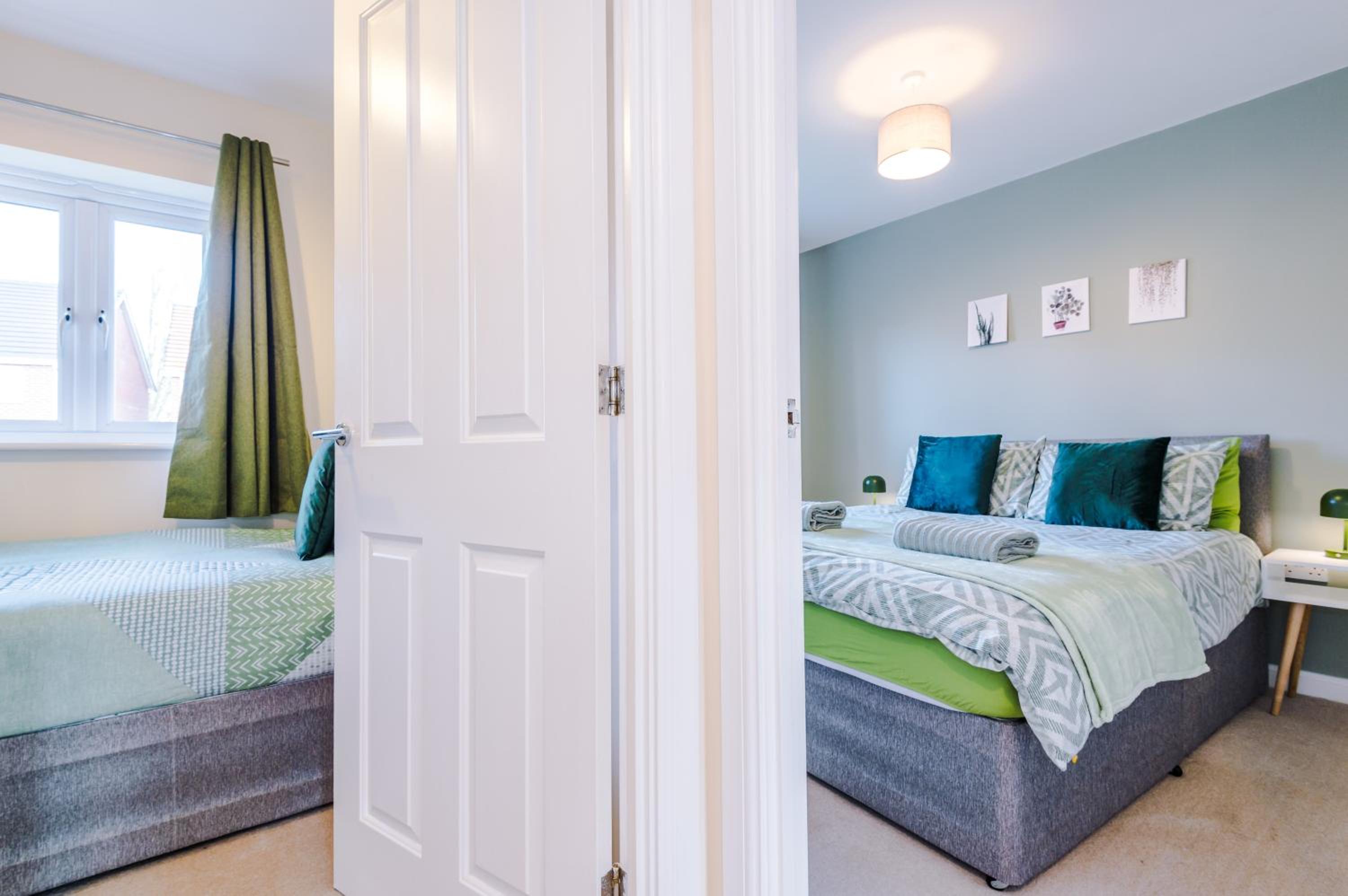 3 Bedroom Semi-Detached Home Sleeps 5 with Driveway