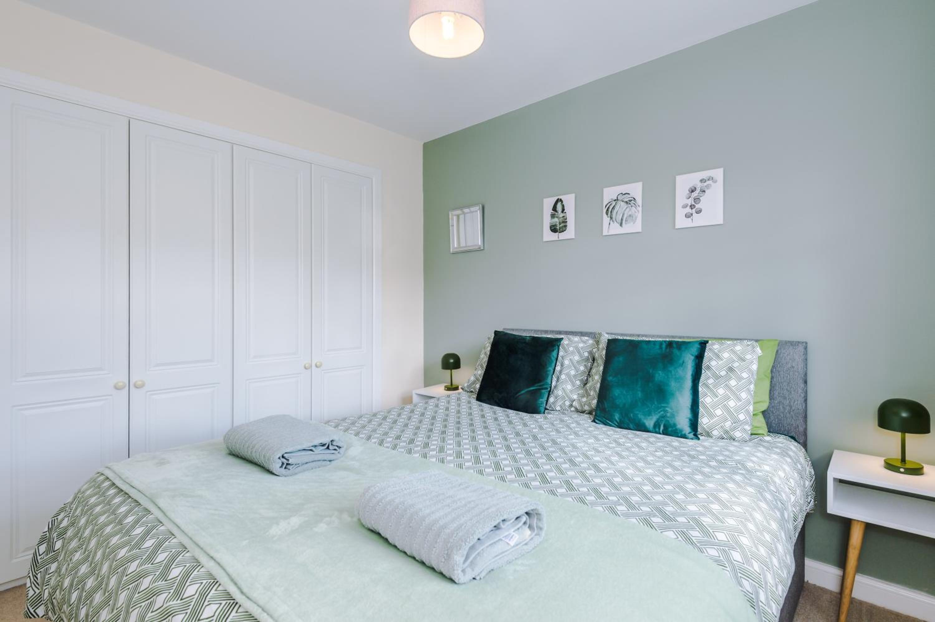 3 Bedroom Semi-Detached Home Sleeps 5 with Driveway