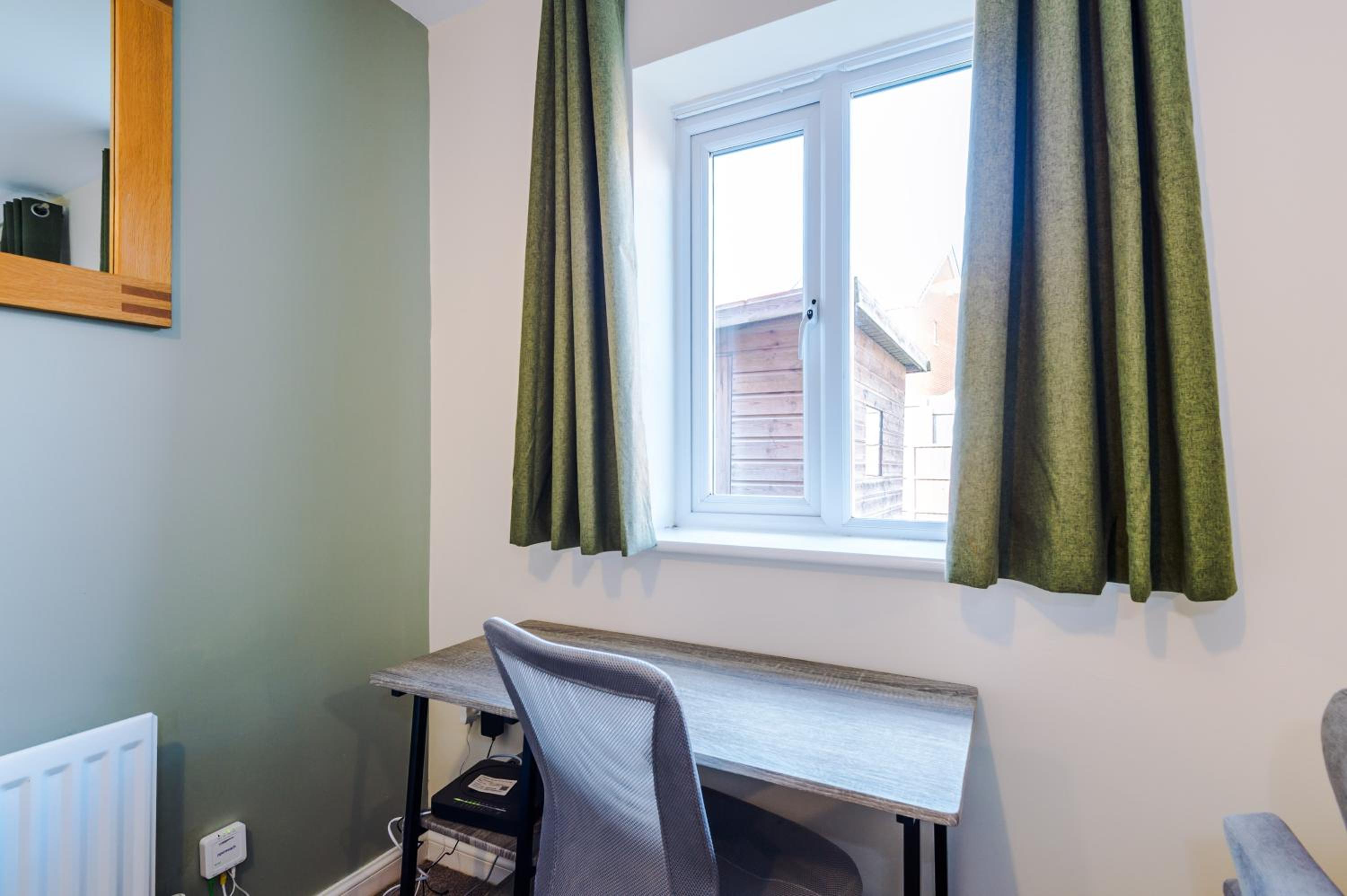 3 Bedroom Semi-Detached Home Sleeps 5 with Driveway