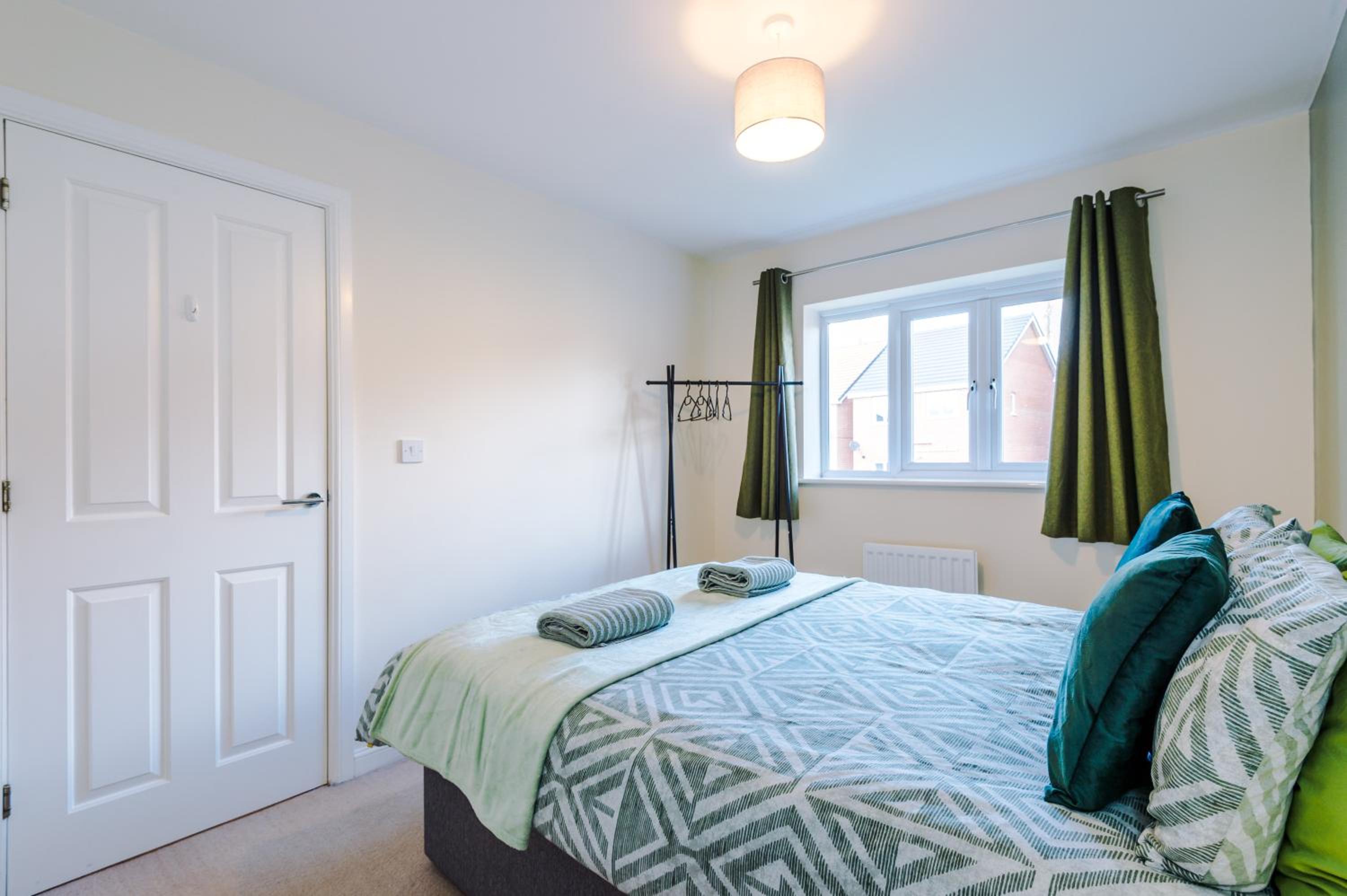 3 Bedroom Semi-Detached Home Sleeps 5 with Driveway