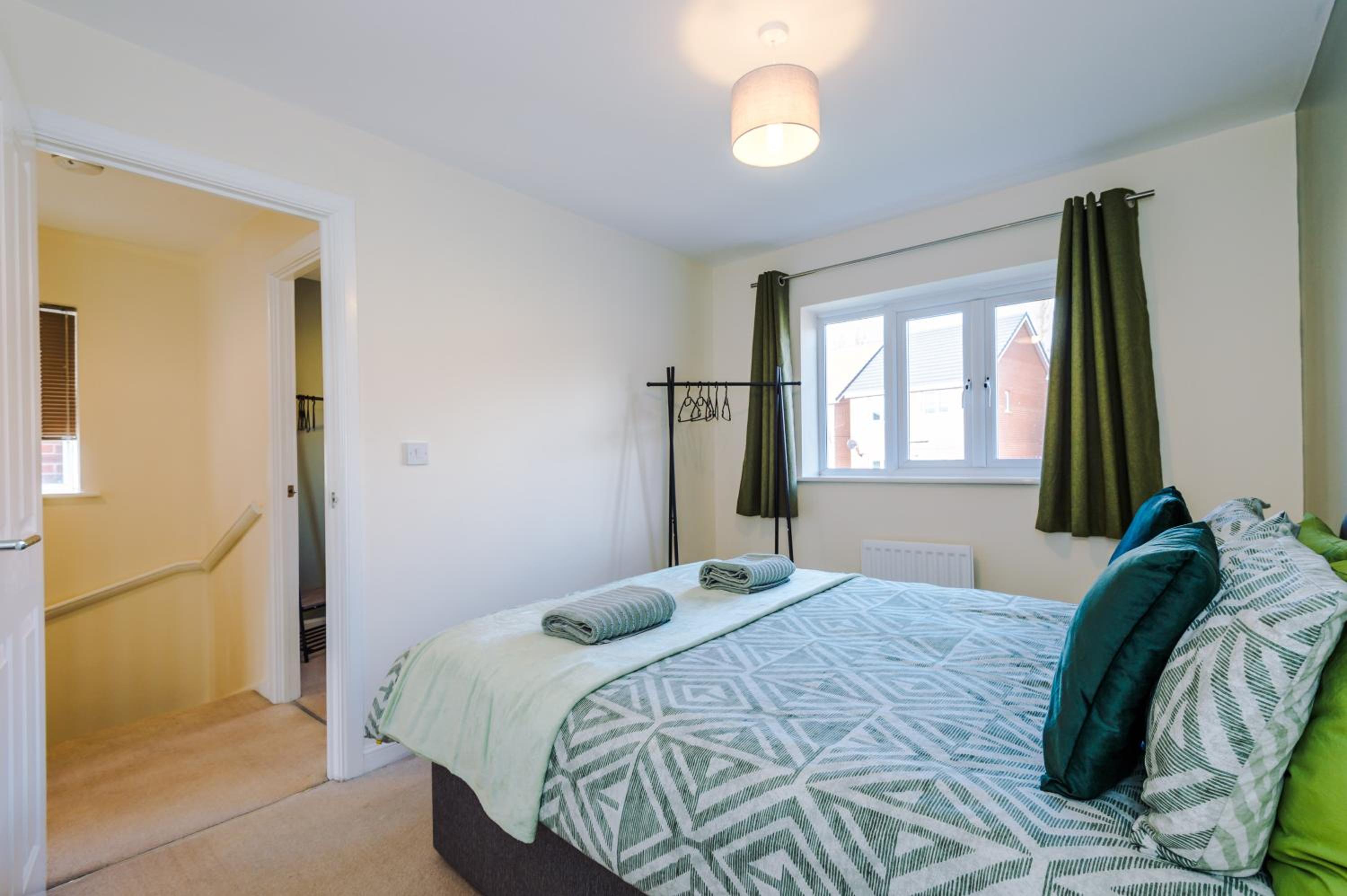 3 Bedroom Semi-Detached Home Sleeps 5 with Driveway