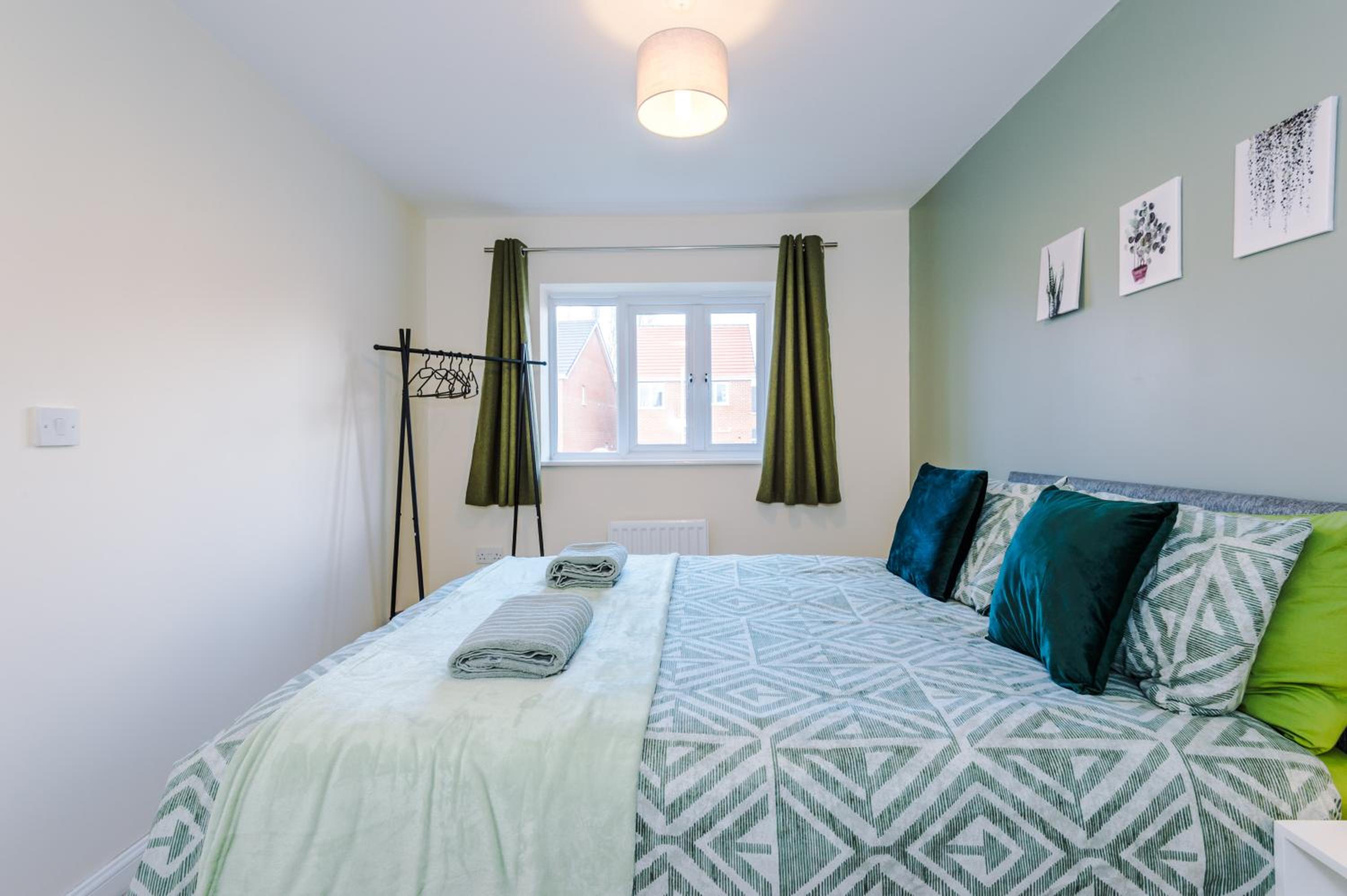 3 Bedroom Semi-Detached Home Sleeps 5 with Driveway