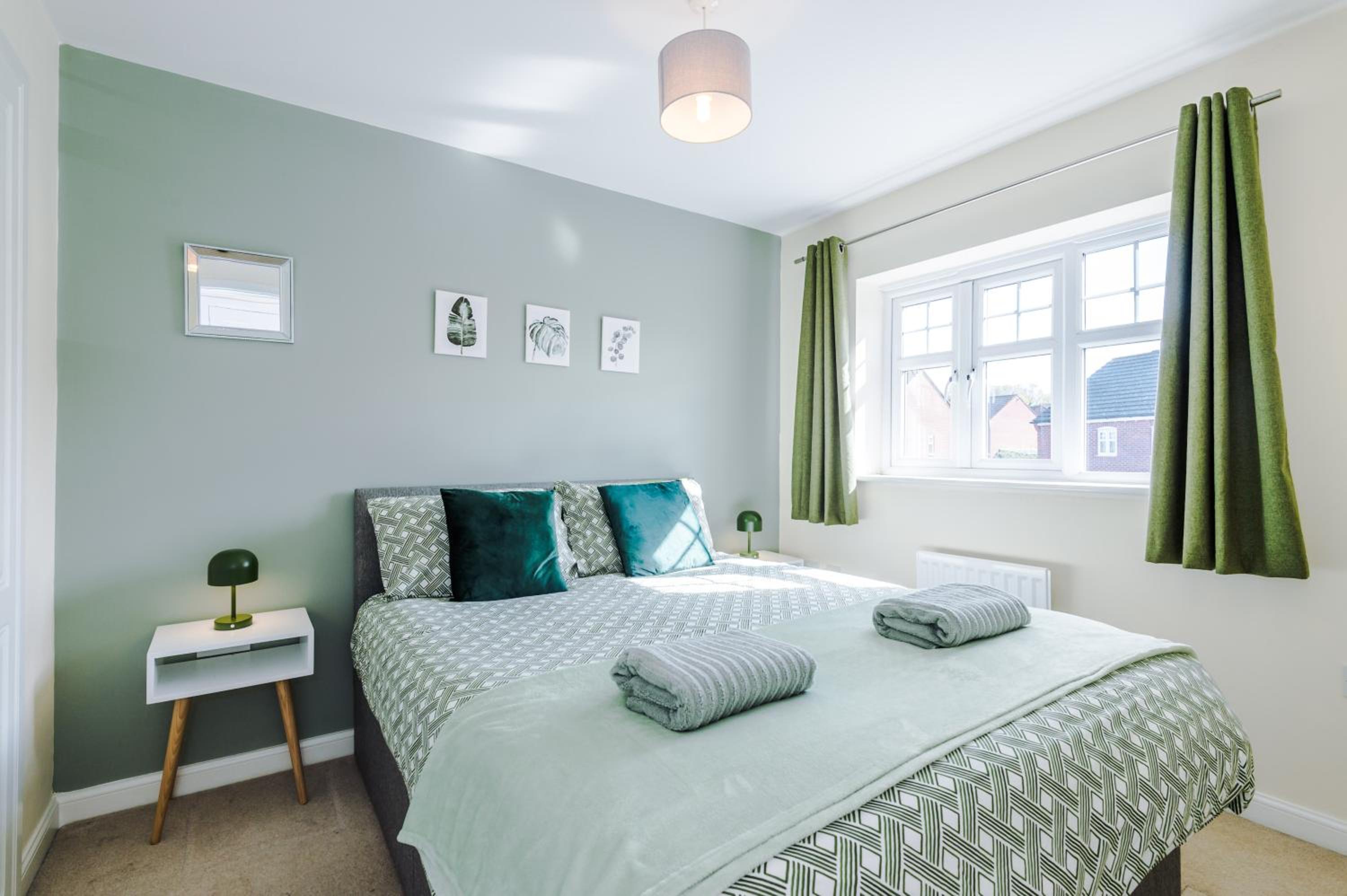 3 Bedroom Semi-Detached Home Sleeps 5 with Driveway