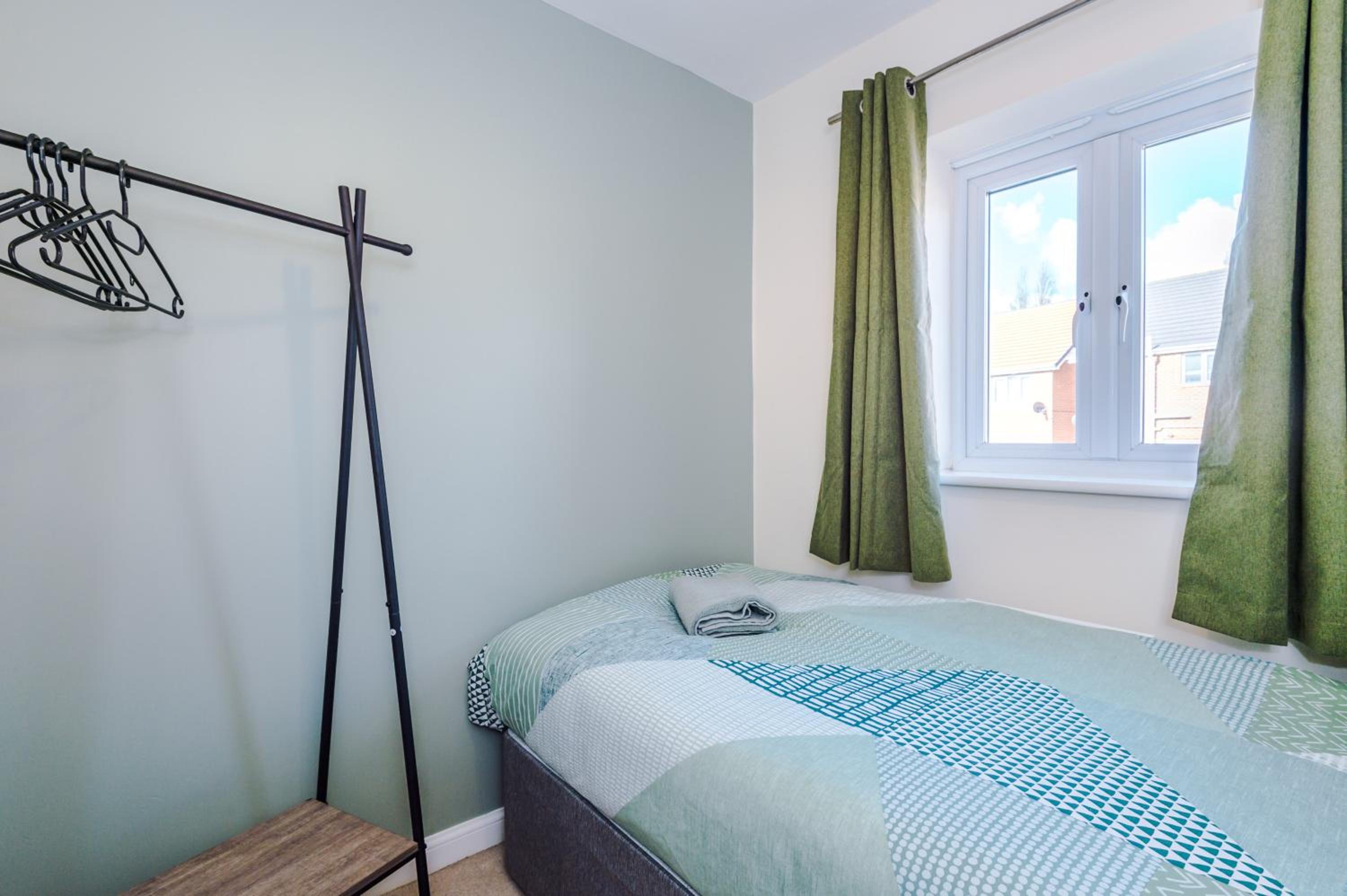 3 Bedroom Semi-Detached Home Sleeps 5 with Driveway
