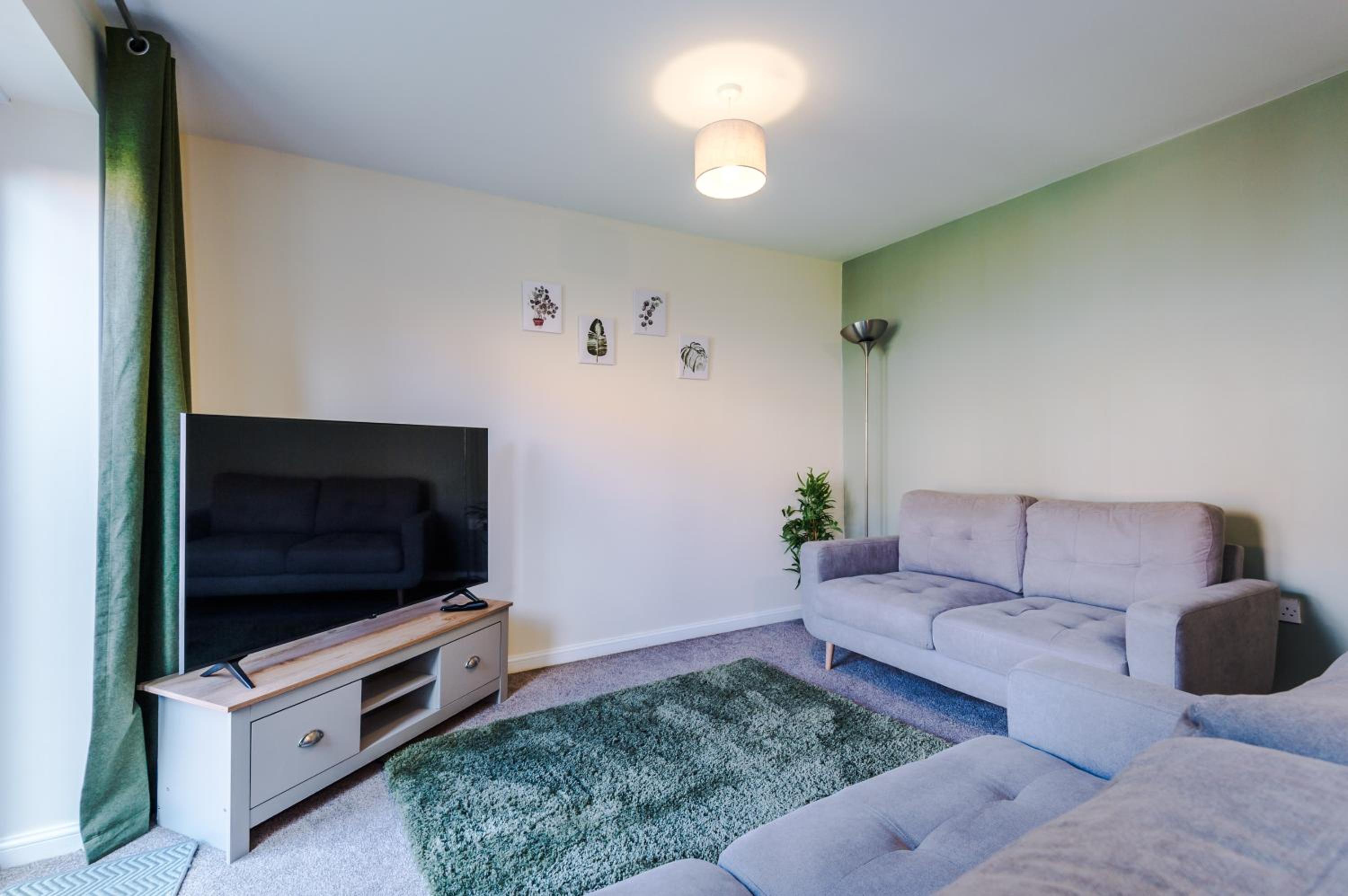 3 Bedroom Semi-Detached Home Sleeps 5 with Driveway
