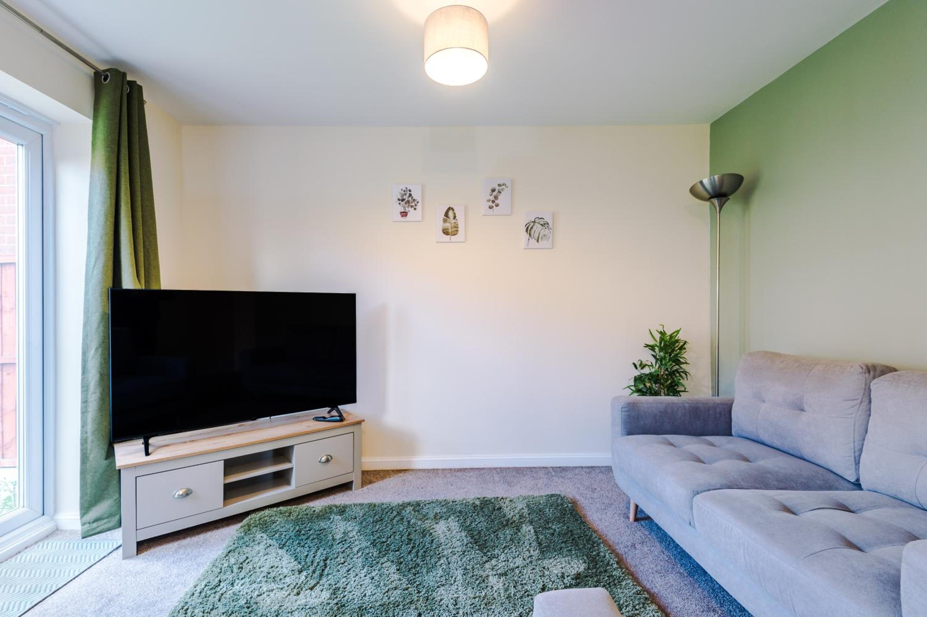 3 Bedroom Semi-Detached Home Sleeps 5 with Driveway