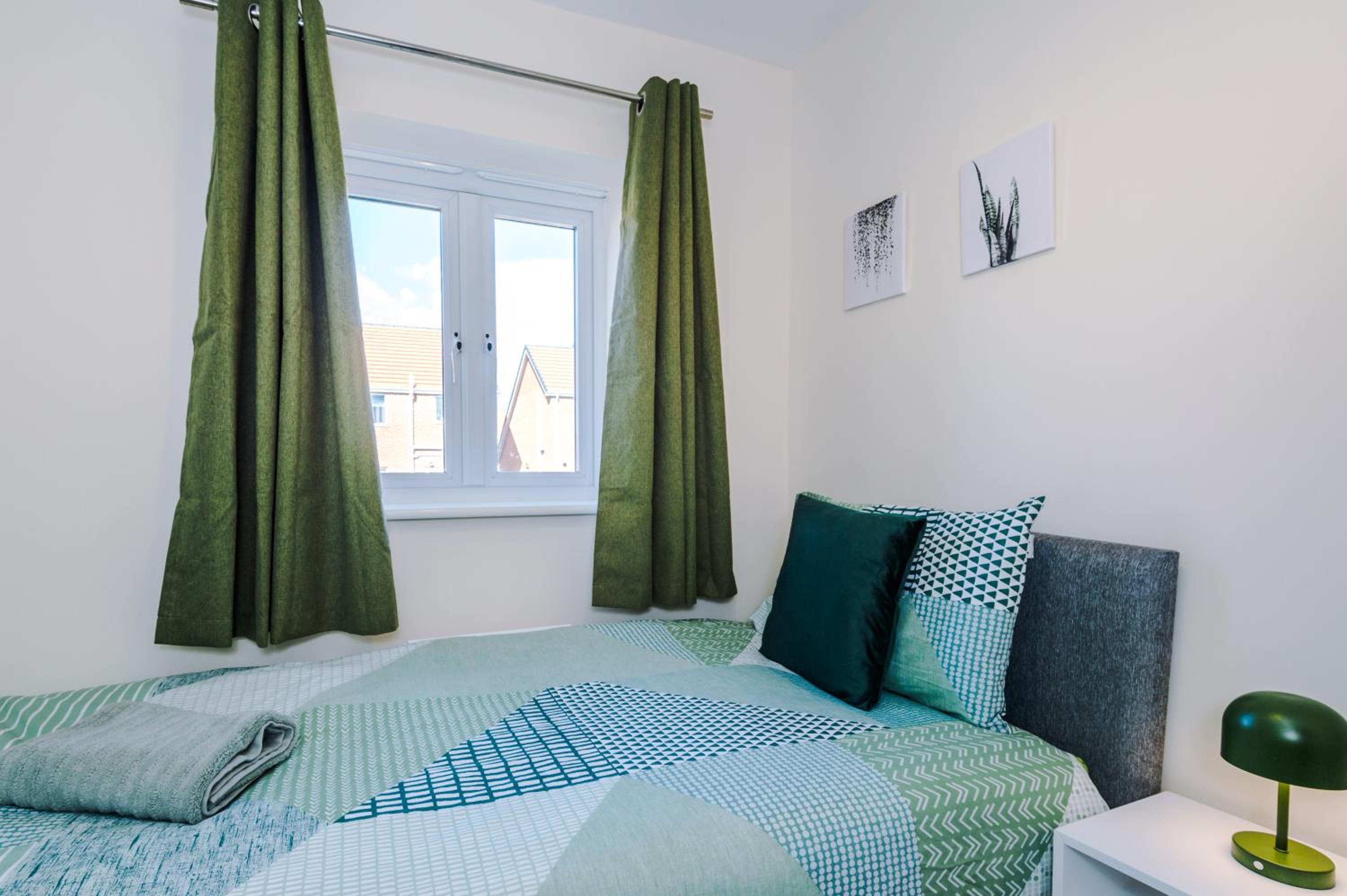 3 Bedroom Semi-Detached Home Sleeps 5 with Driveway