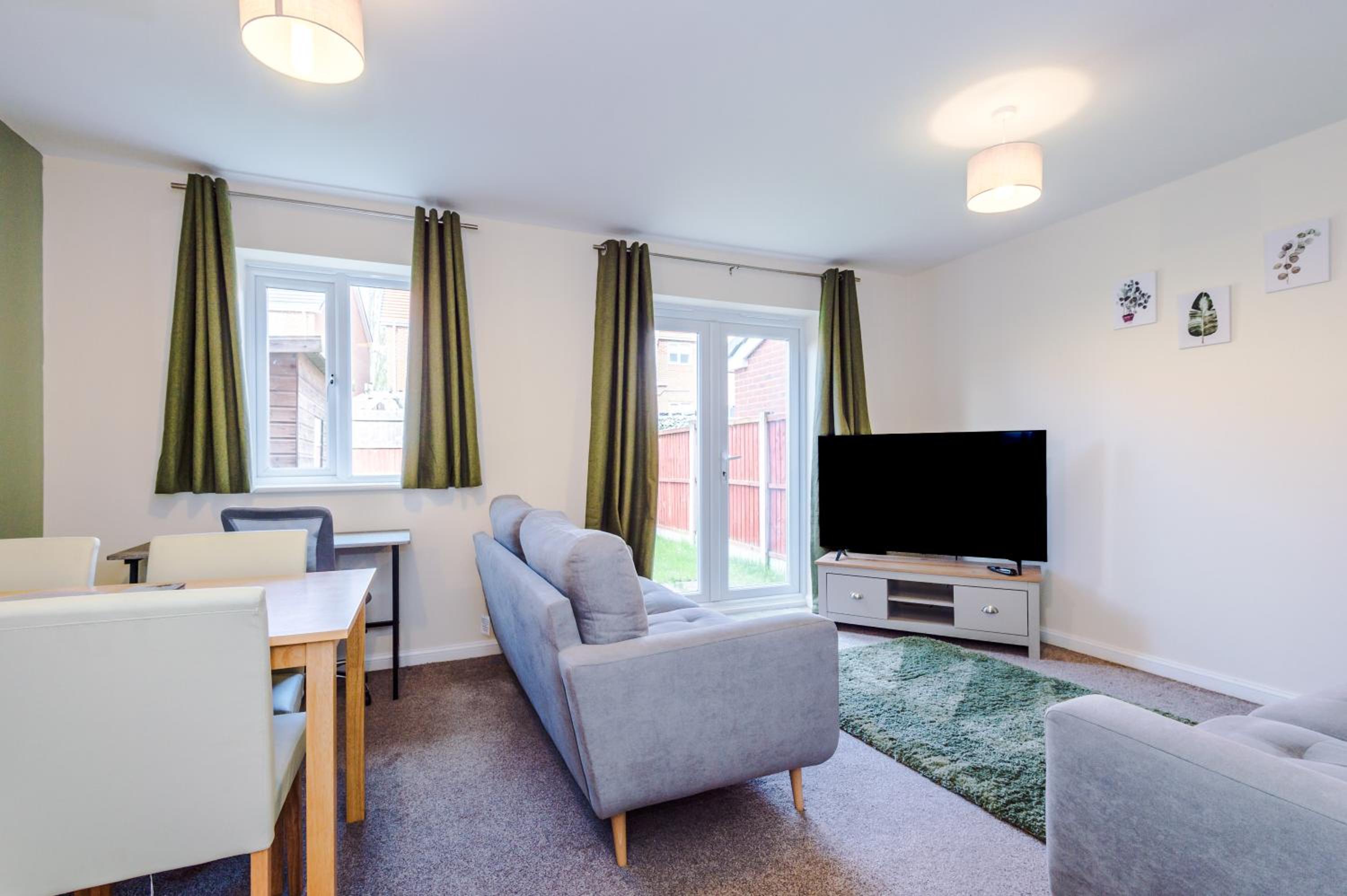 3 Bedroom Semi-Detached Home Sleeps 5 with Driveway