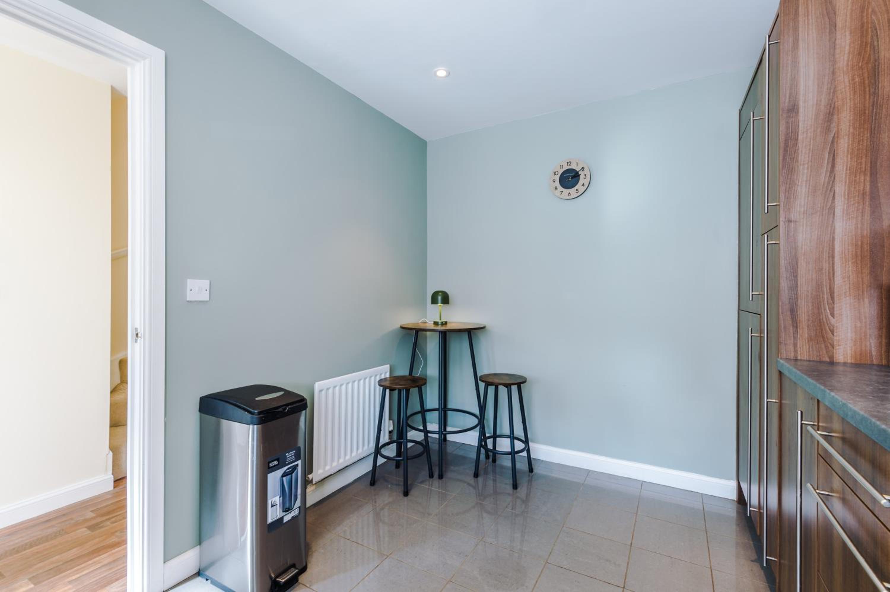3 Bedroom Semi-Detached Home Sleeps 5 with Driveway