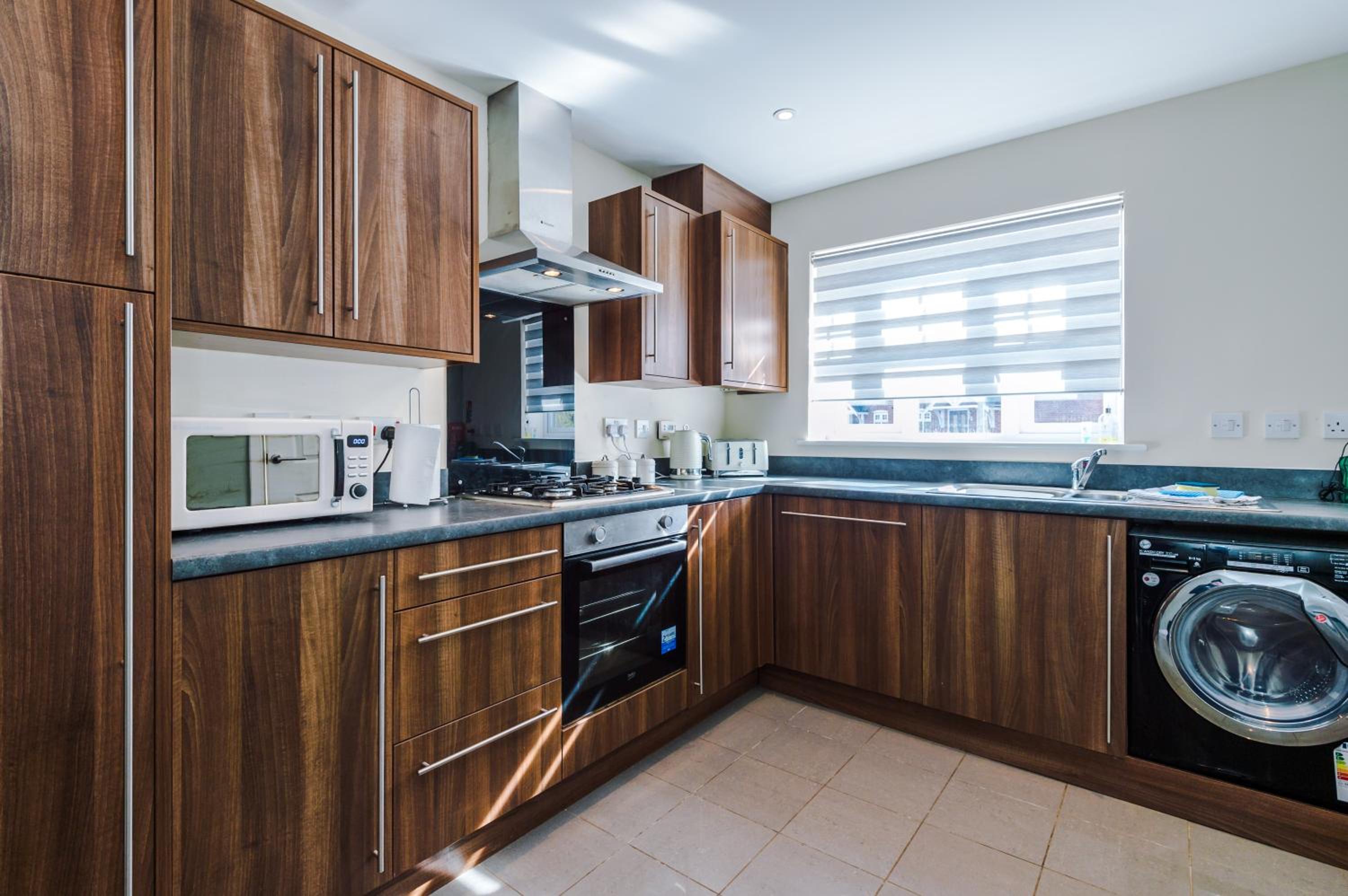 3 Bedroom Semi-Detached Home Sleeps 5 with Driveway