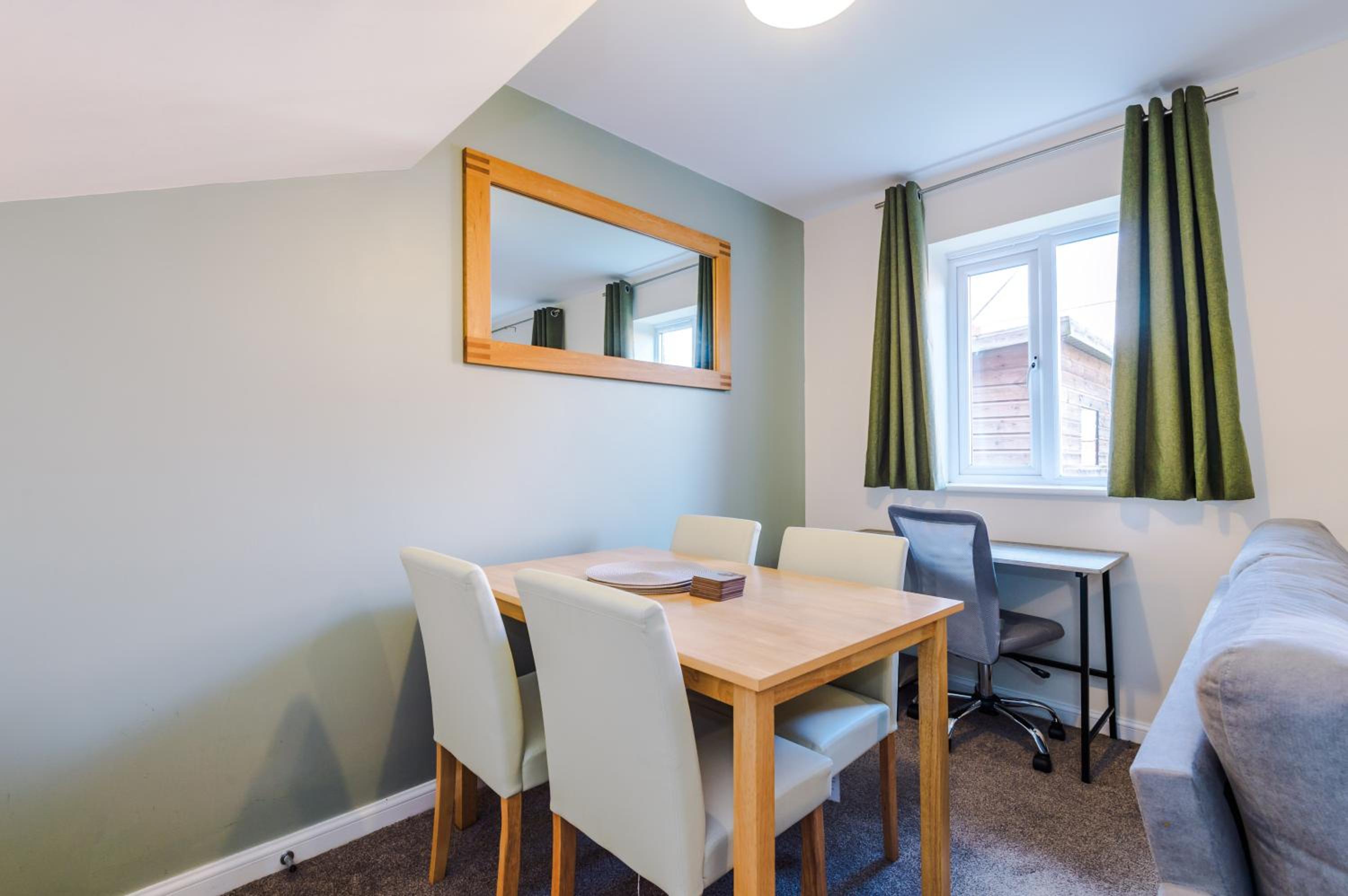 3 Bedroom Semi-Detached Home Sleeps 5 with Driveway