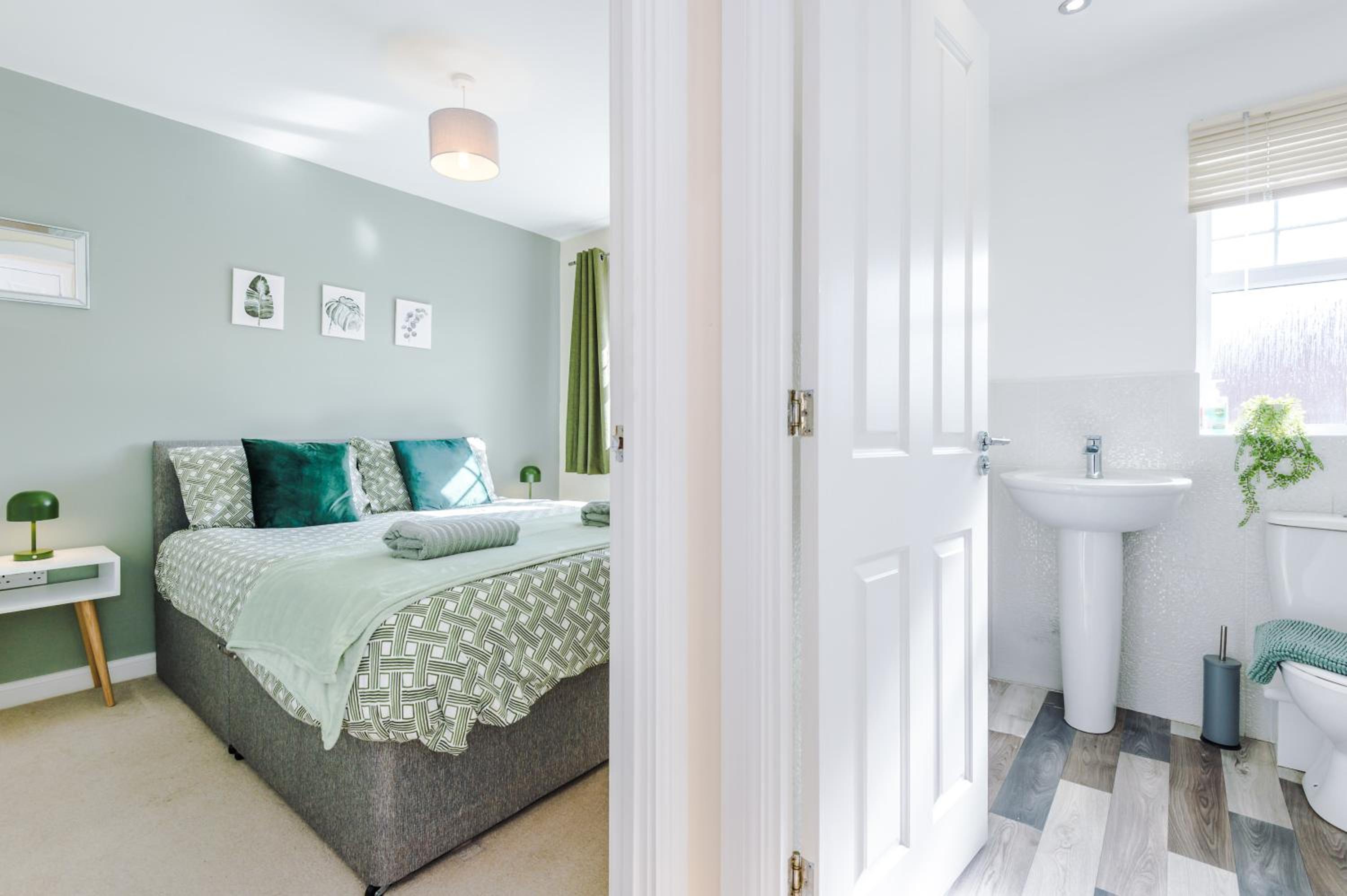 3 Bedroom Semi-Detached Home Sleeps 5 with Driveway