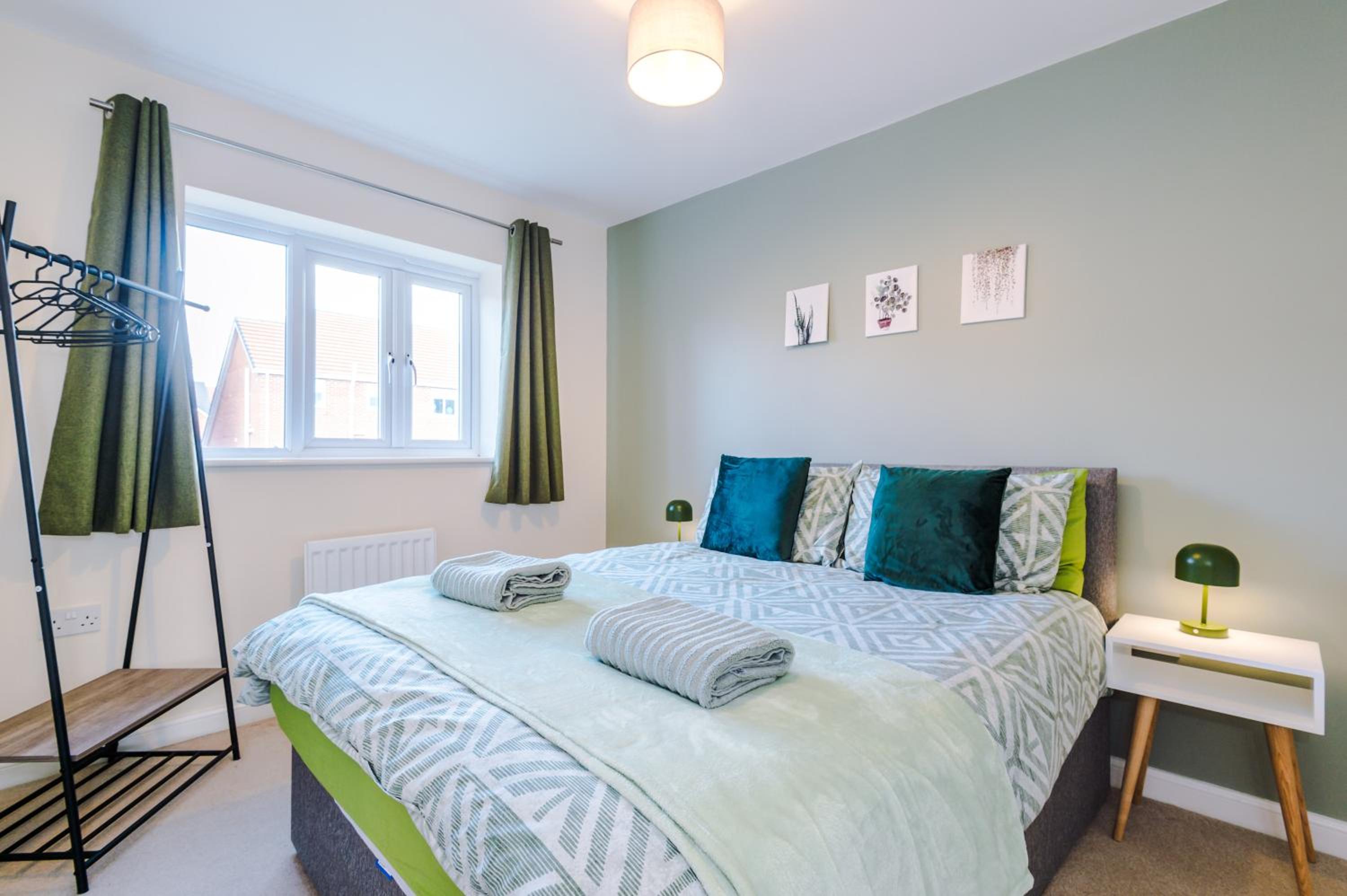 3 Bedroom Semi-Detached Home Sleeps 5 with Driveway