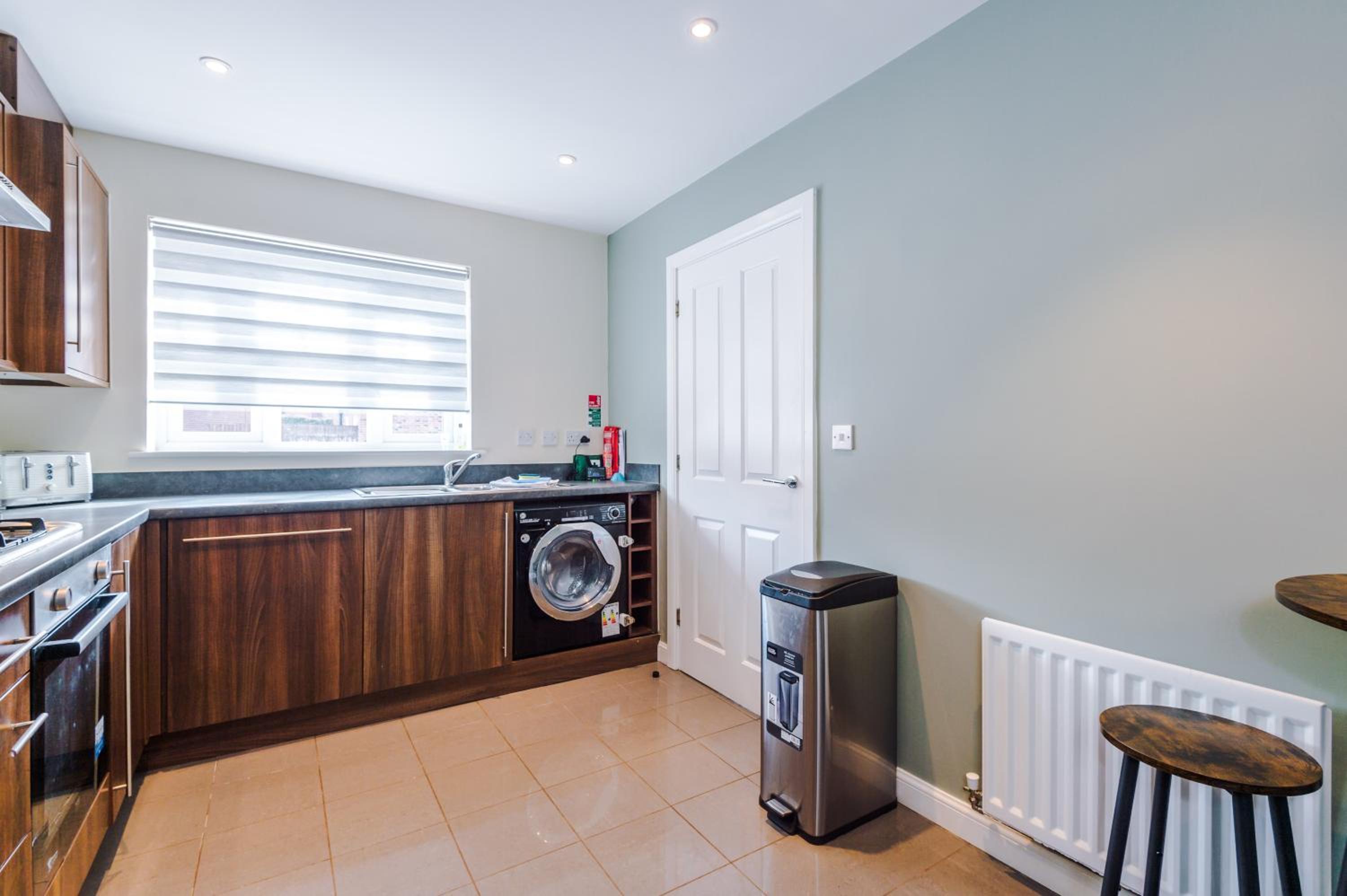 3 Bedroom Semi-Detached Home Sleeps 5 with Driveway