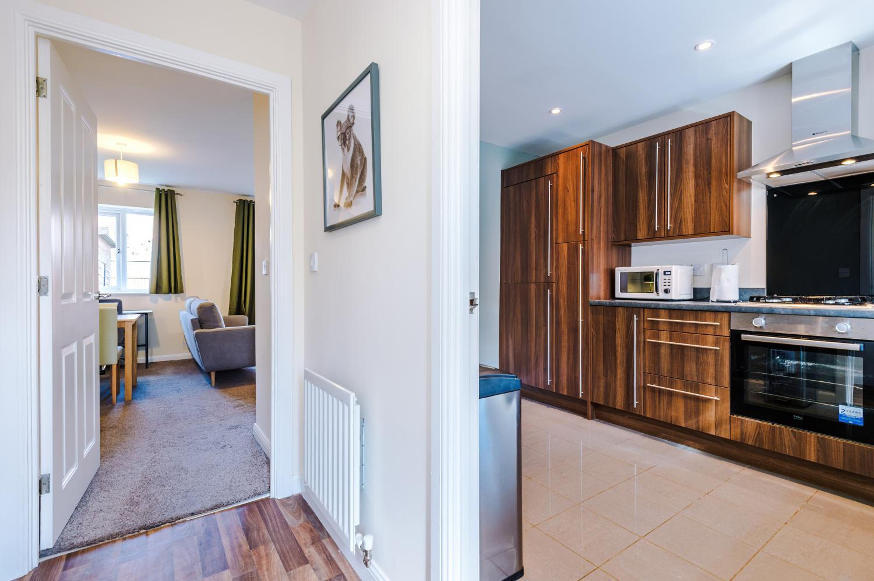 3 Bedroom Semi-Detached Home Sleeps 5 with Driveway