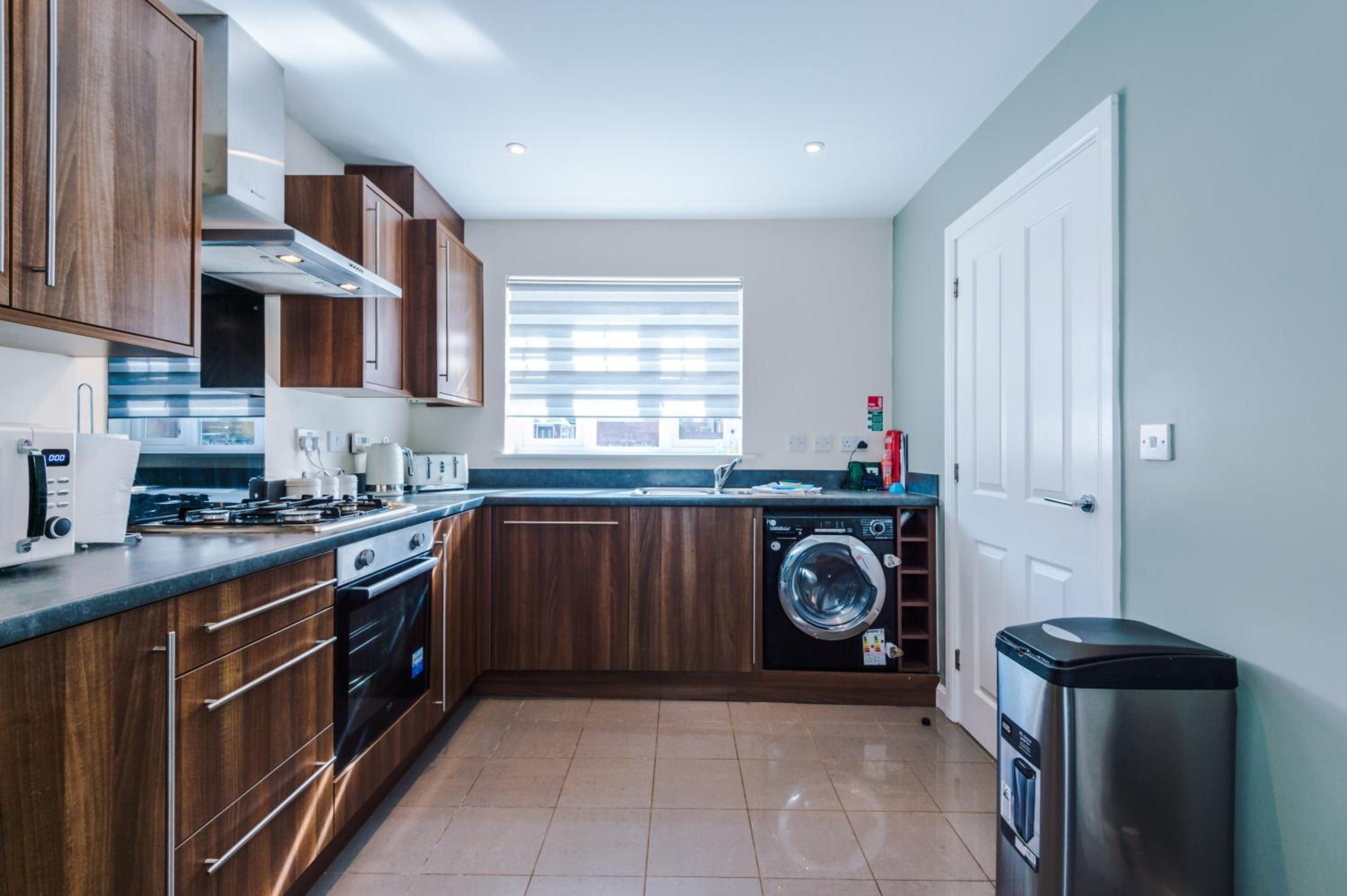 3 Bedroom Semi-Detached Home Sleeps 5 with Driveway