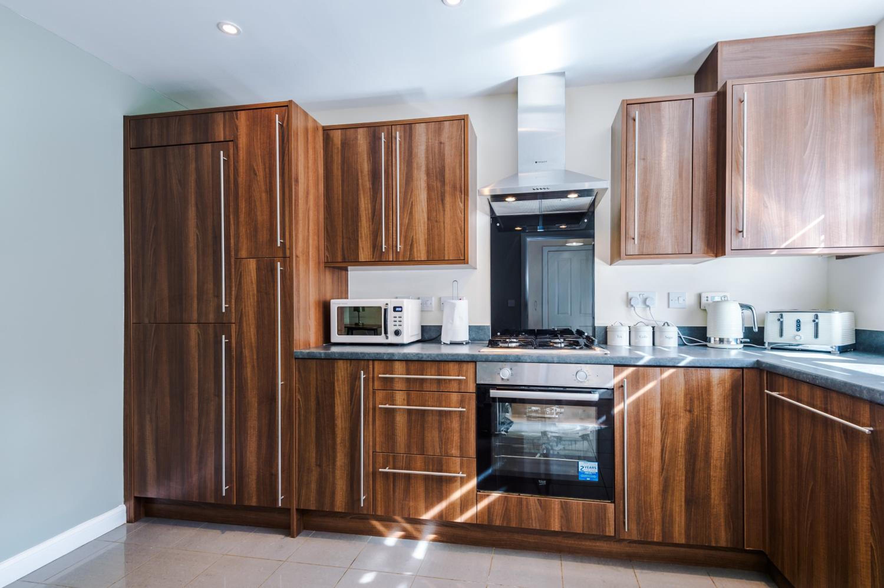 3 Bedroom Semi-Detached Home Sleeps 5 with Driveway