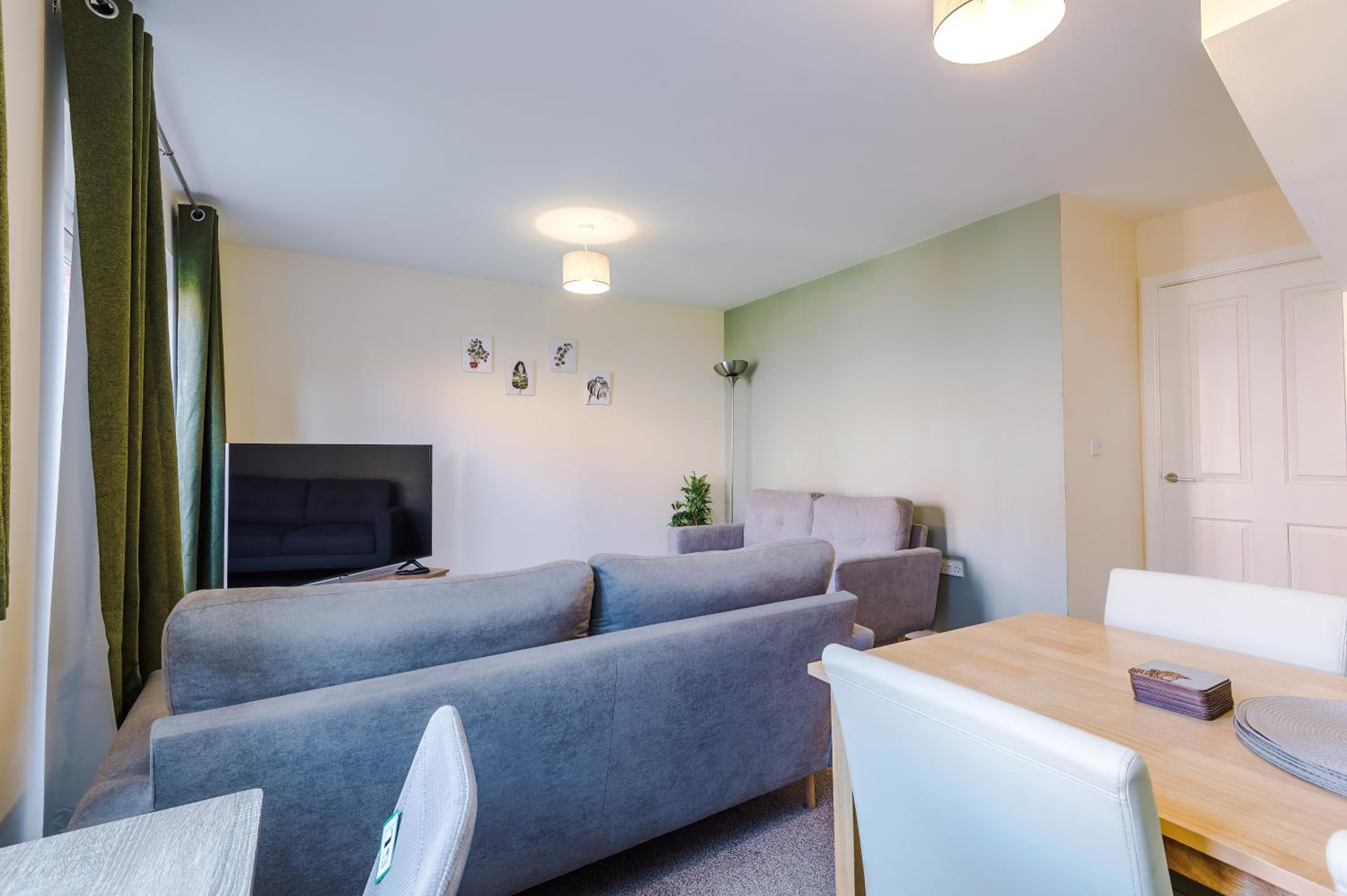 3 Bedroom Semi-Detached Home Sleeps 5 with Driveway