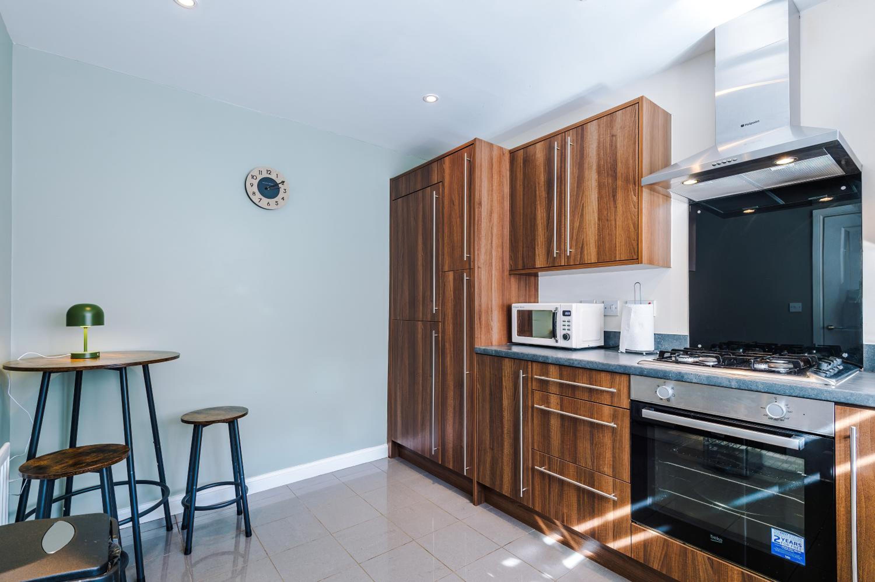 3 Bedroom Semi-Detached Home Sleeps 5 with Driveway