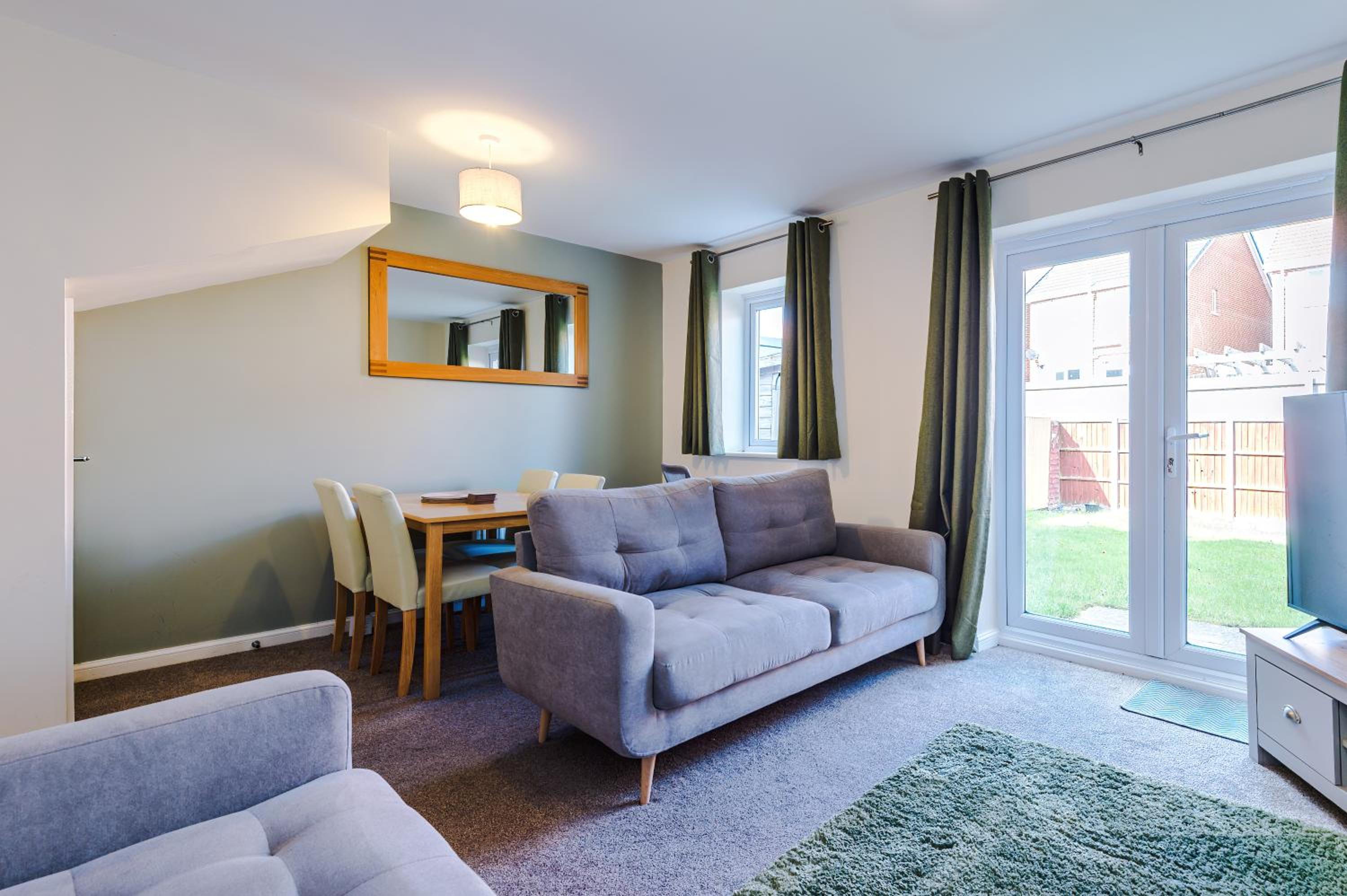 3 Bedroom Semi-Detached Home Sleeps 5 with Driveway