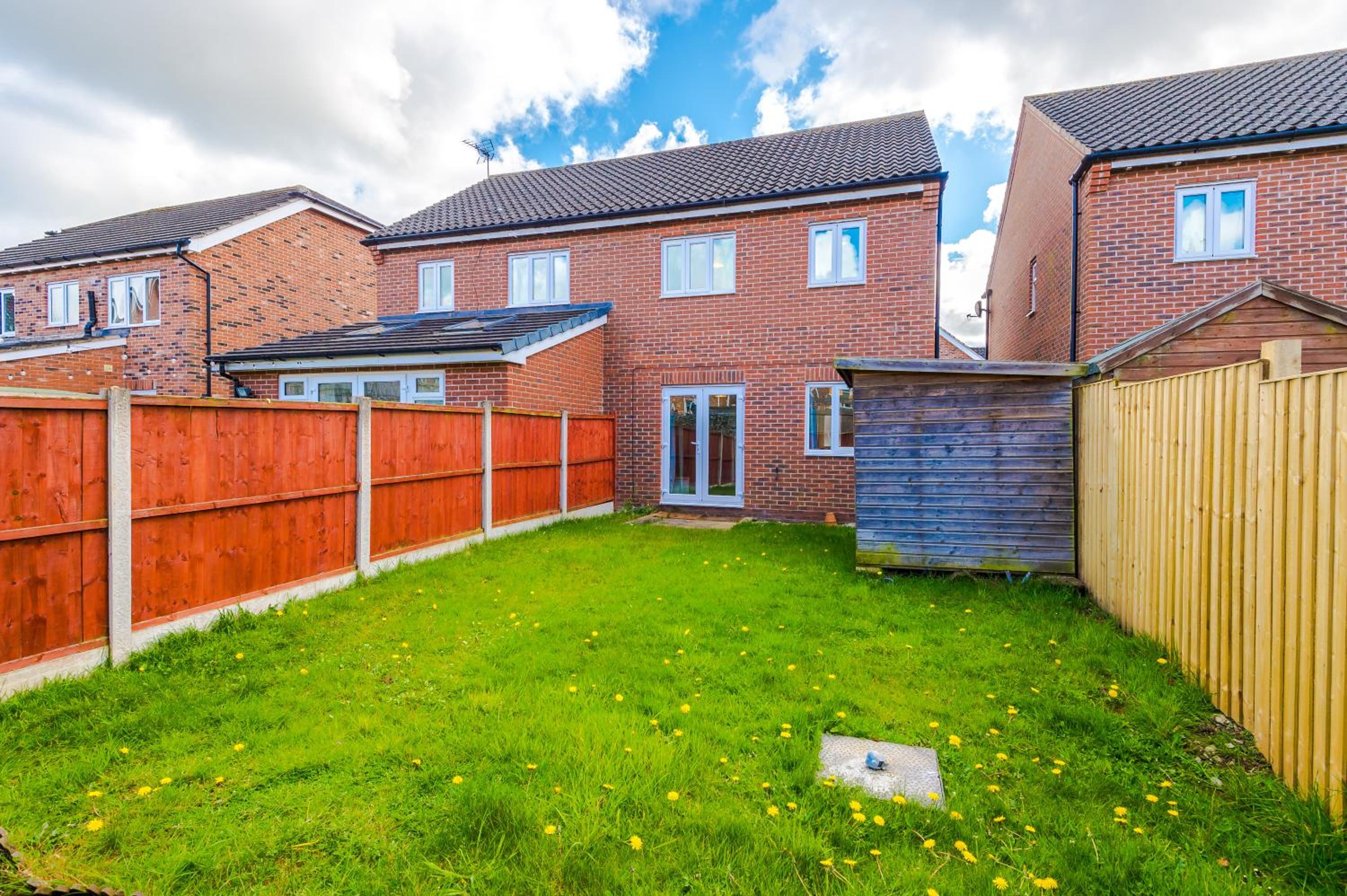 3 Bedroom Semi-Detached Home Sleeps 5 with Driveway