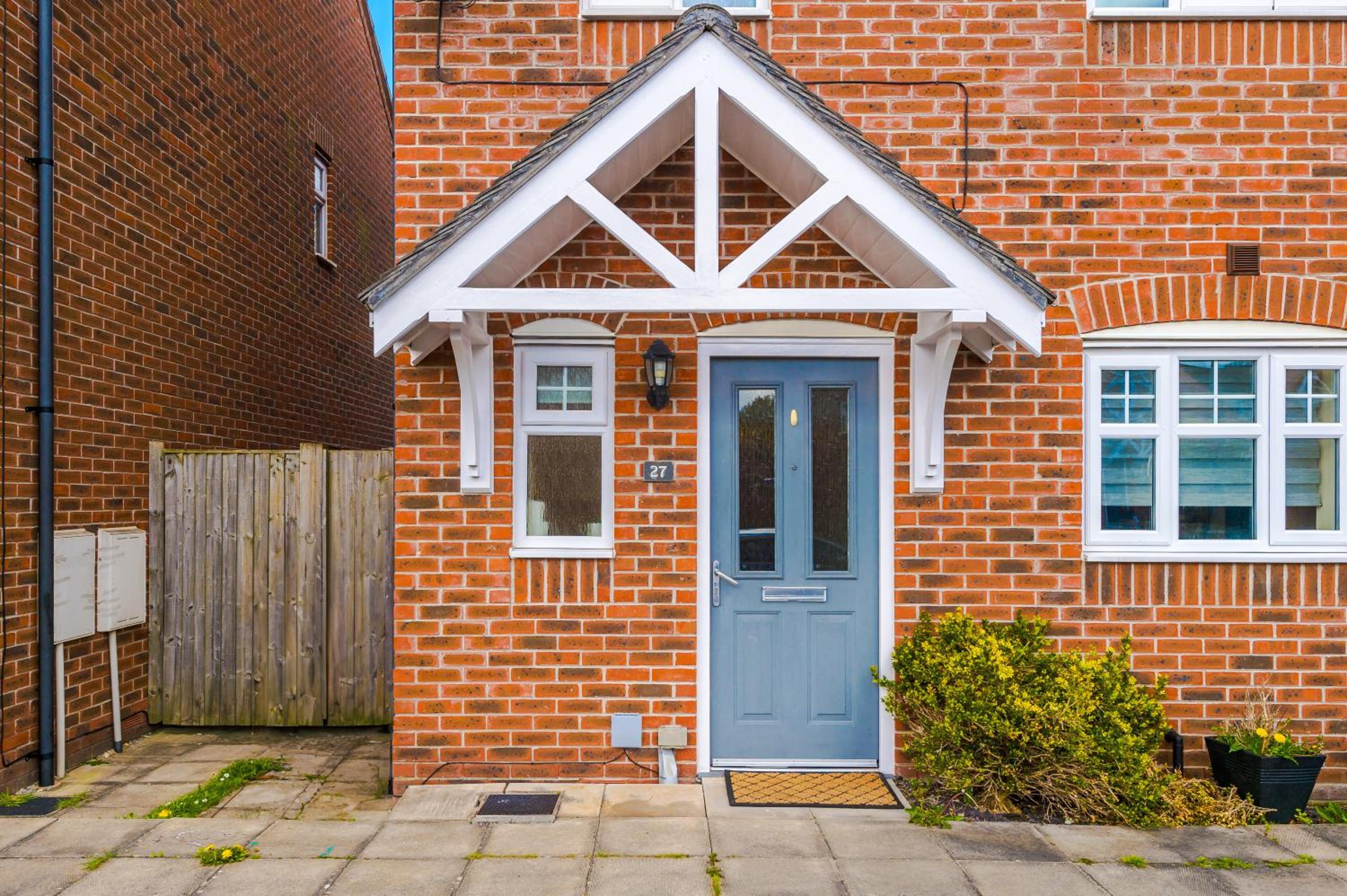 3 Bedroom Semi-Detached Home Sleeps 5 with Driveway