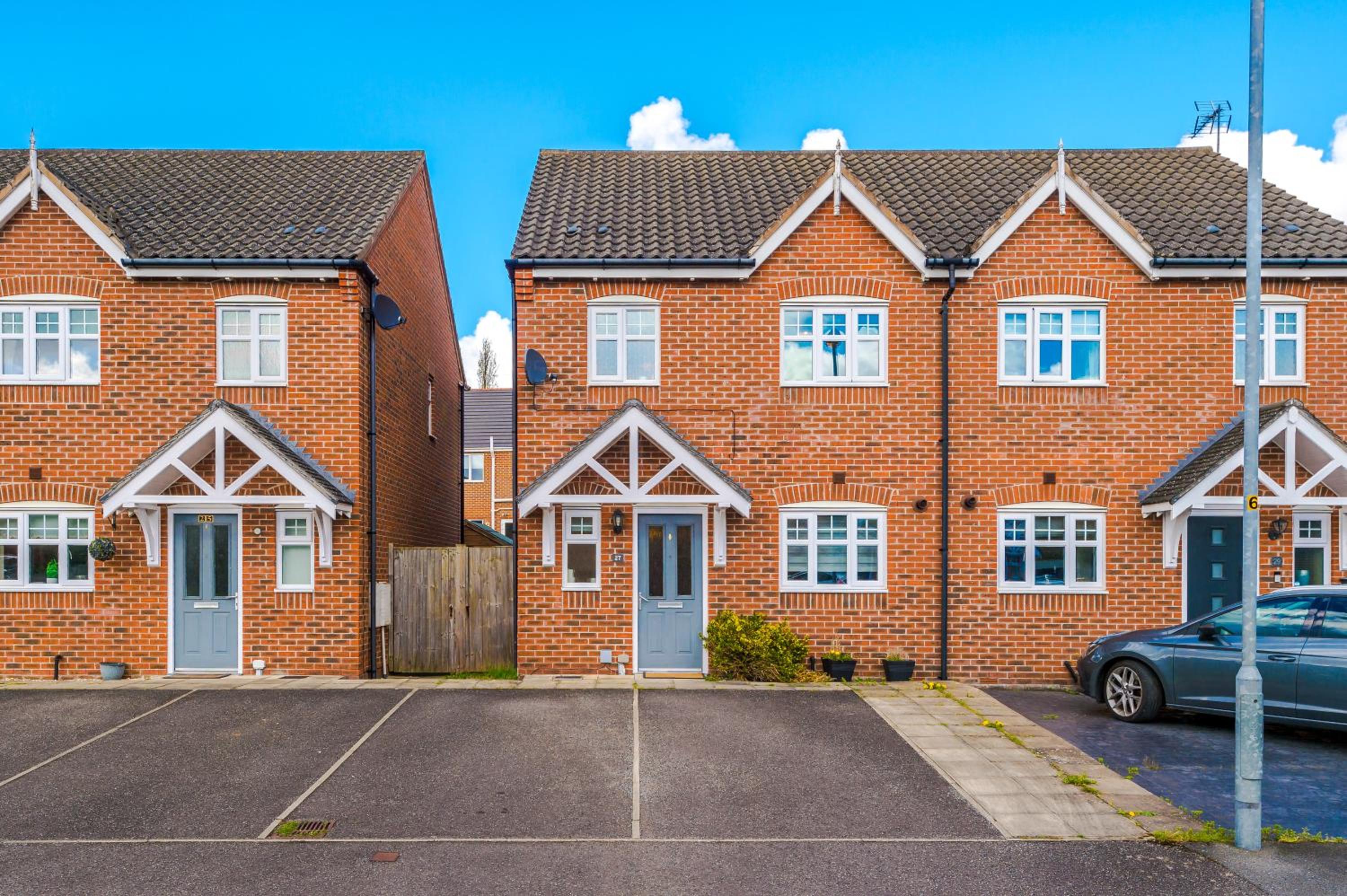 3 Bedroom Semi-Detached Home Sleeps 5 with Driveway