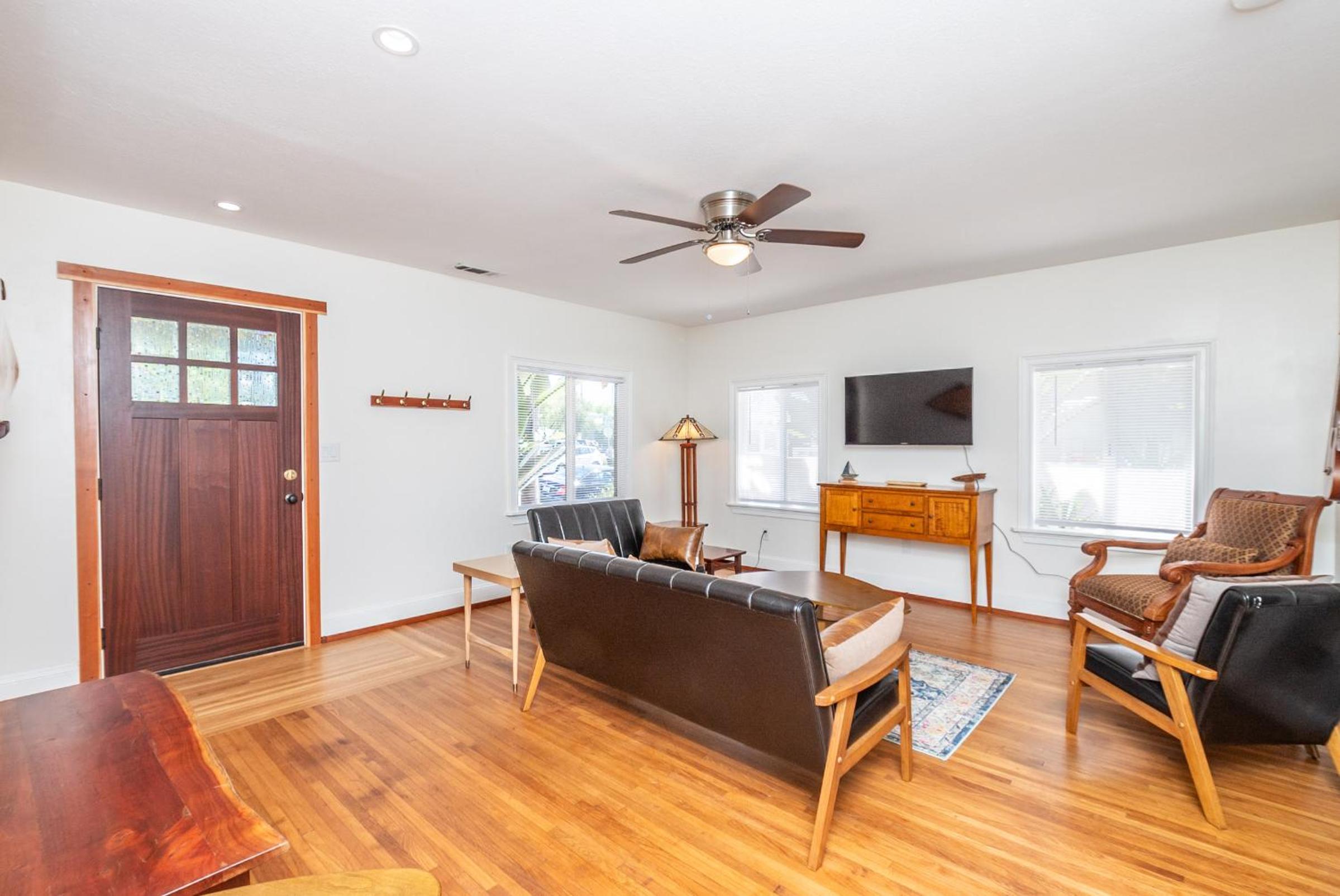 Vintage Beach Bungalow in Oceanside CA view 5