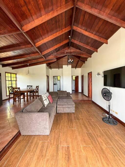 Come Enjoy Lakeside Bungalow view 4