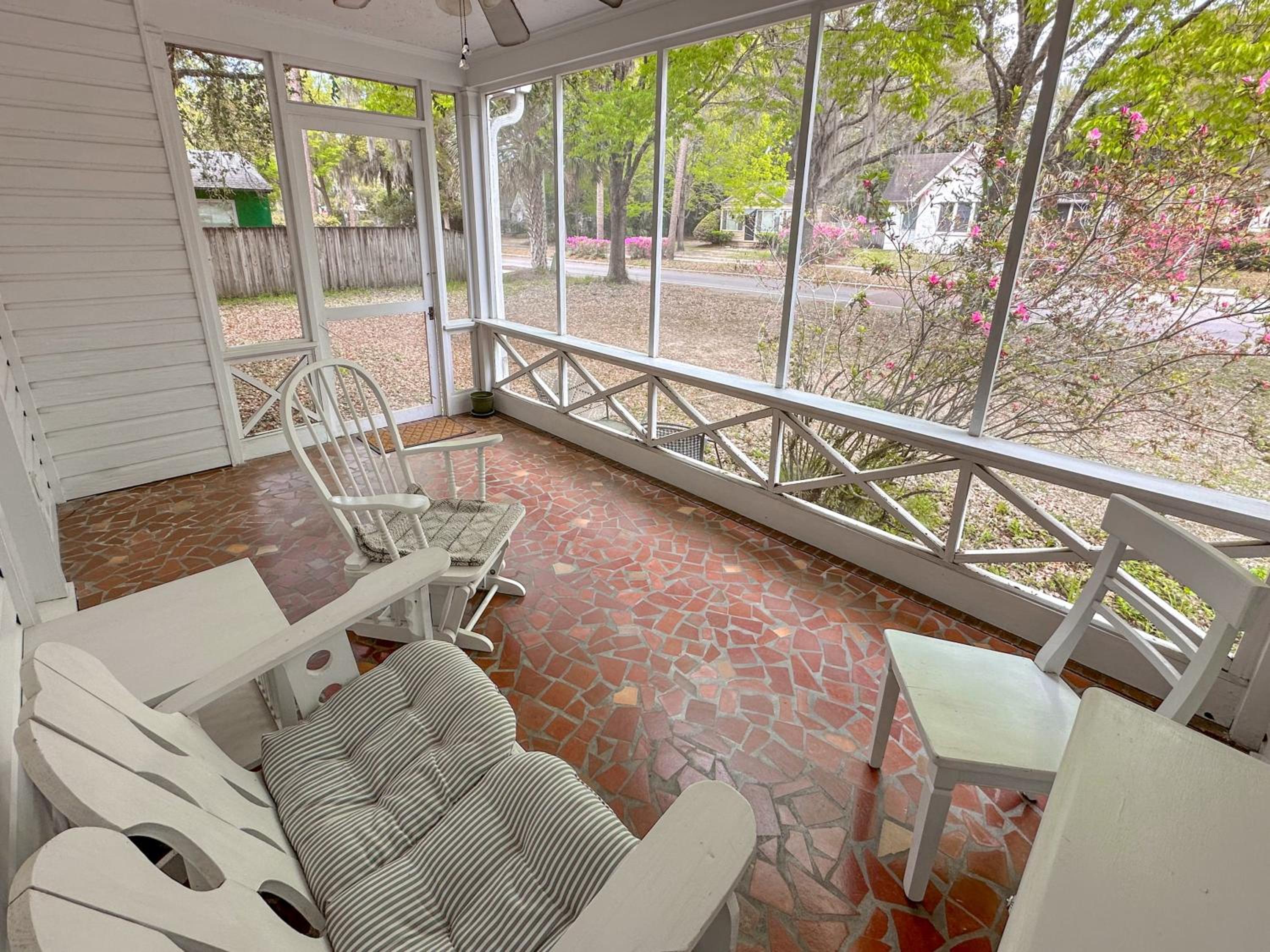Adorable 1920s home near UF stadium sleeps 10 view 5