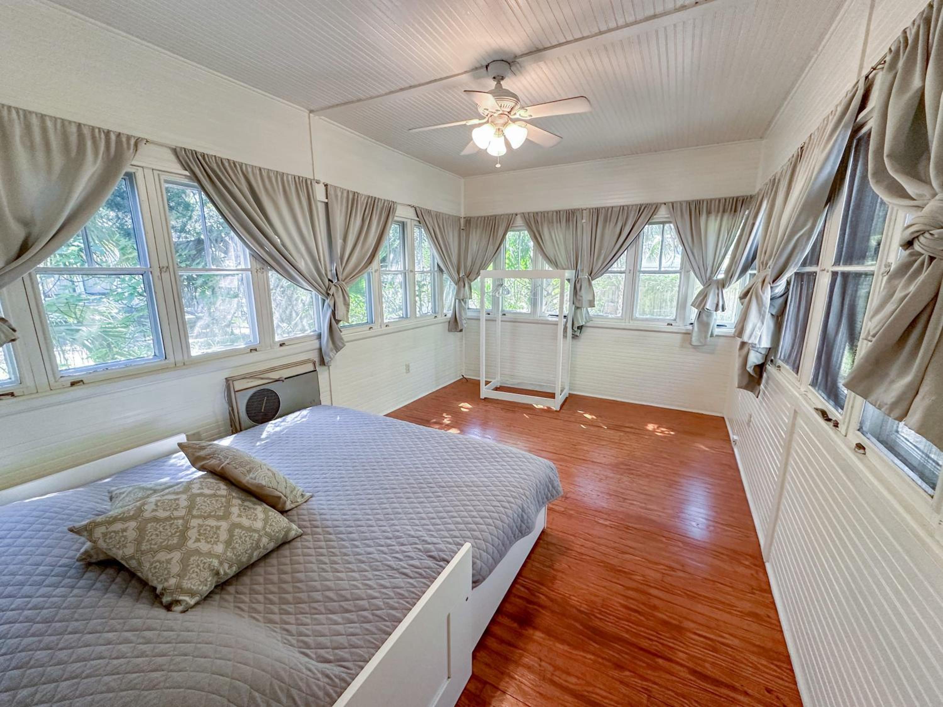 Adorable 1920s home near UF stadium sleeps 10 view 3