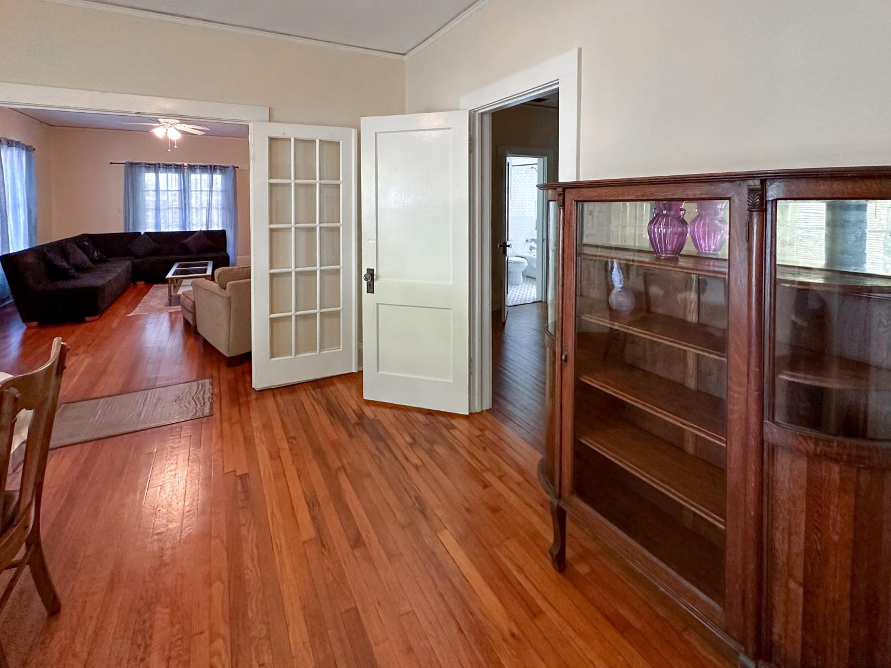 Adorable 1920s home near UF stadium sleeps 10 view 4