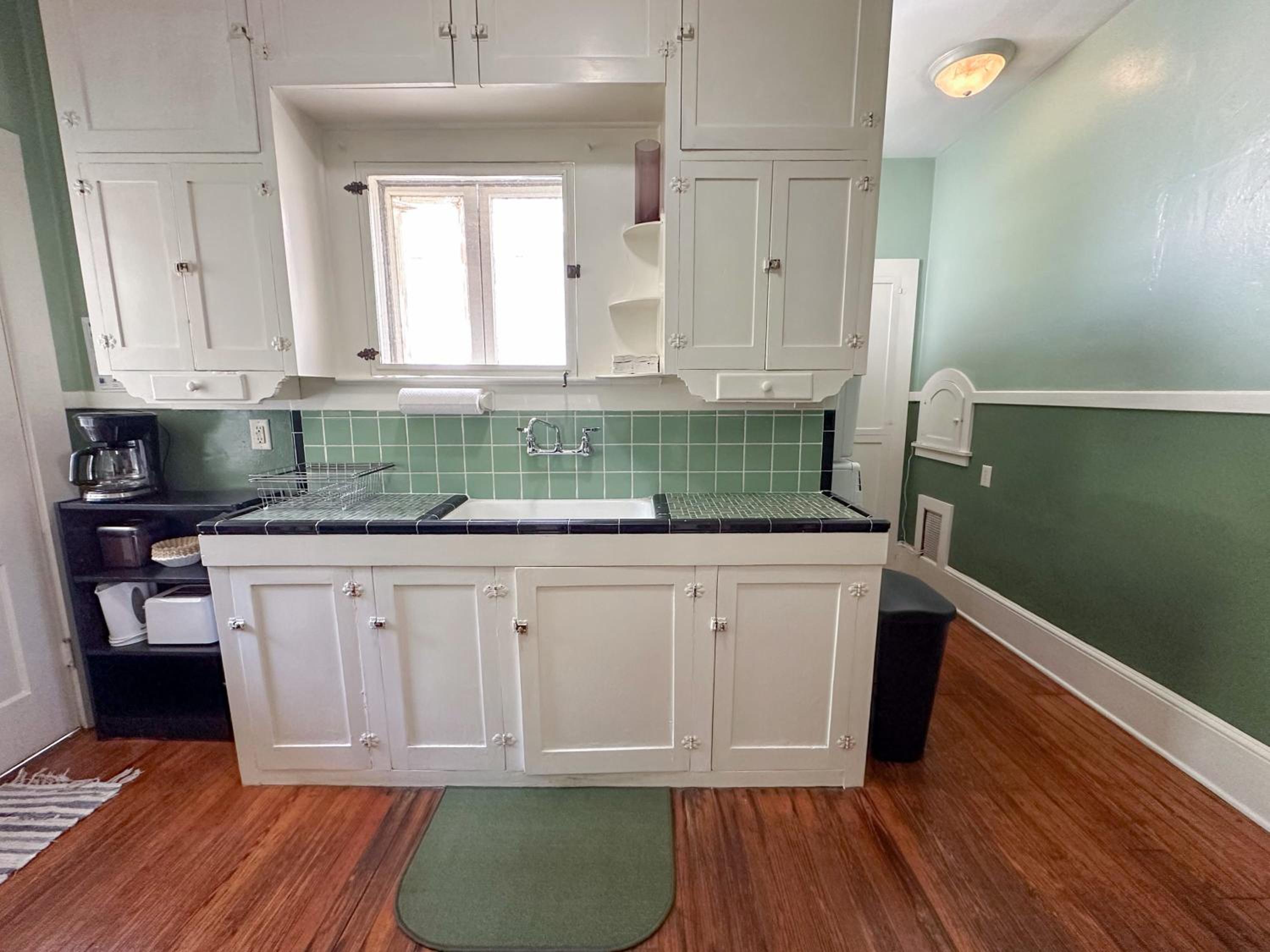Adorable 1920s home near UF stadium sleeps 10 view 2