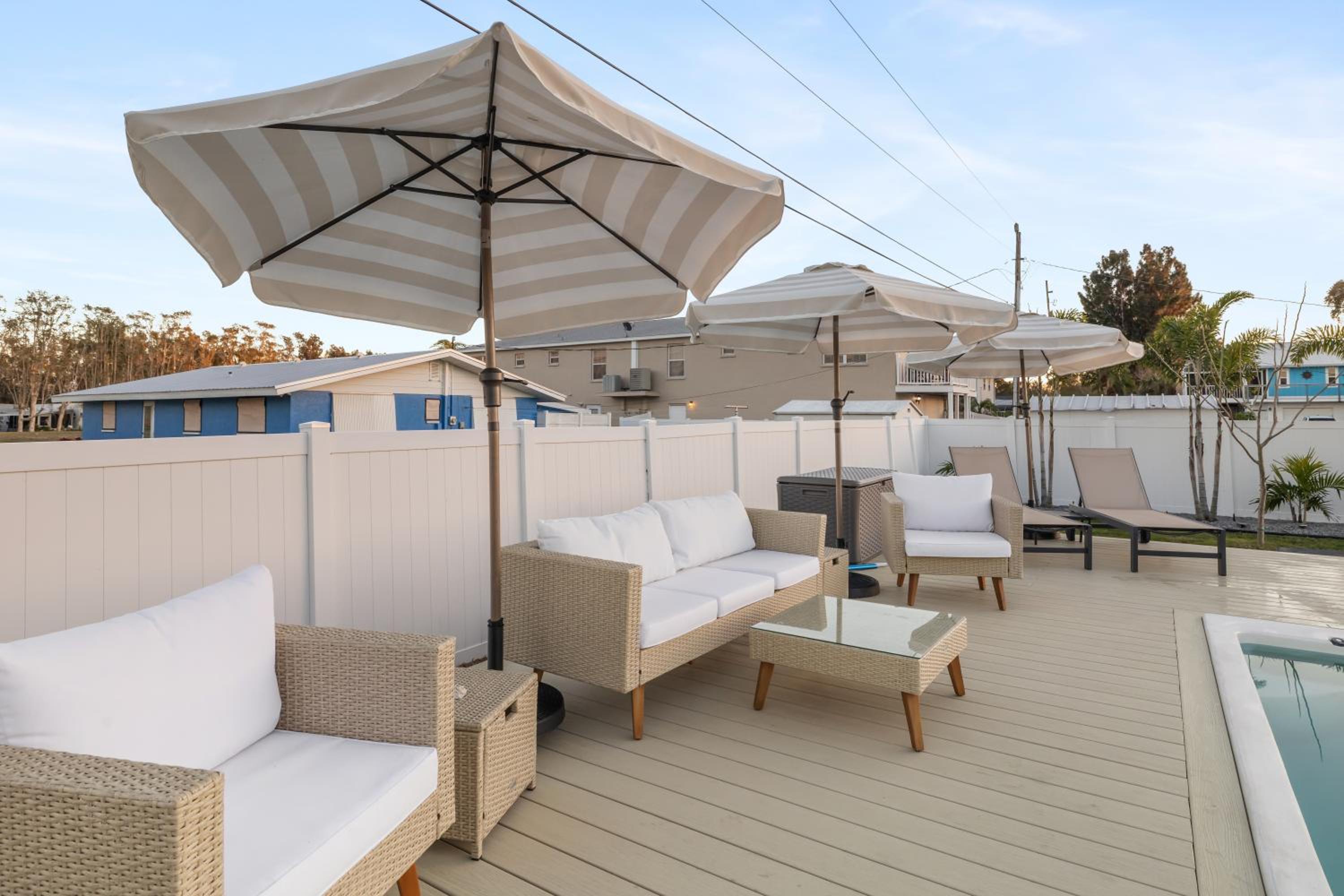 Hotel NEW Dog Paradise - Near the Beach IMG & Downtown - Image 1