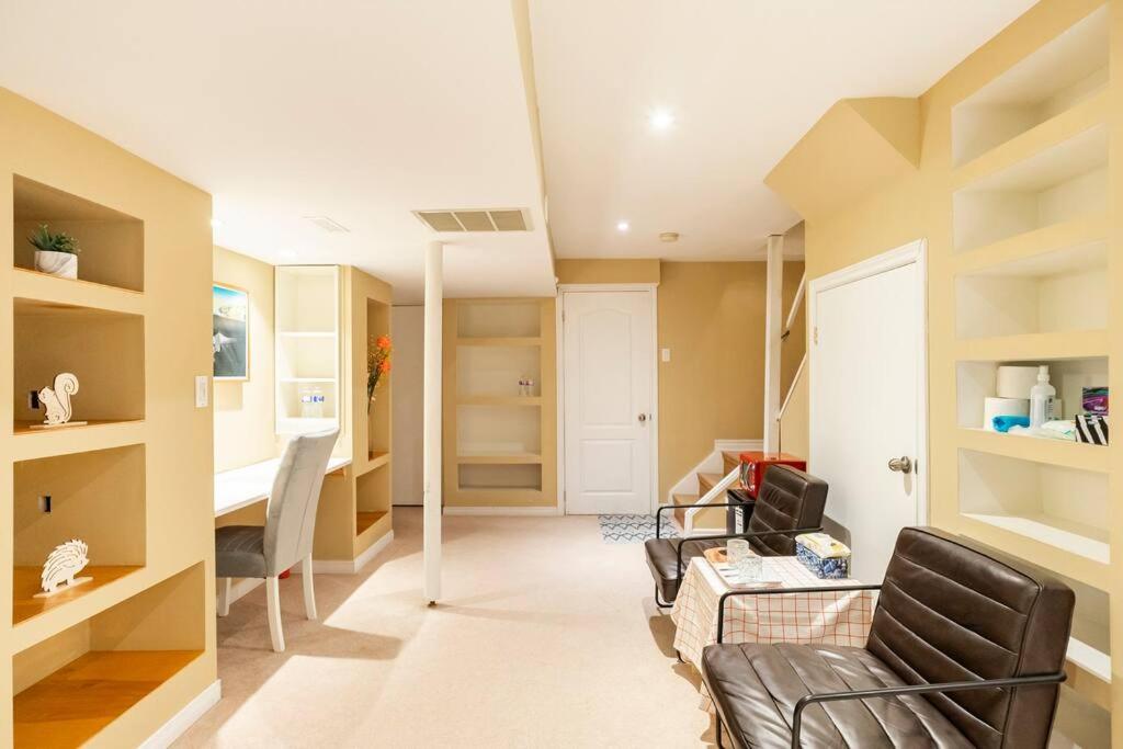 Cozy basement apartment in Newmarket