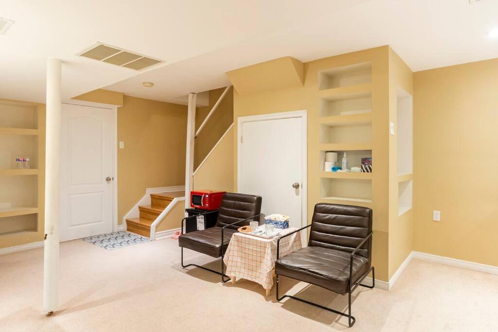 Cozy basement apartment in Newmarket