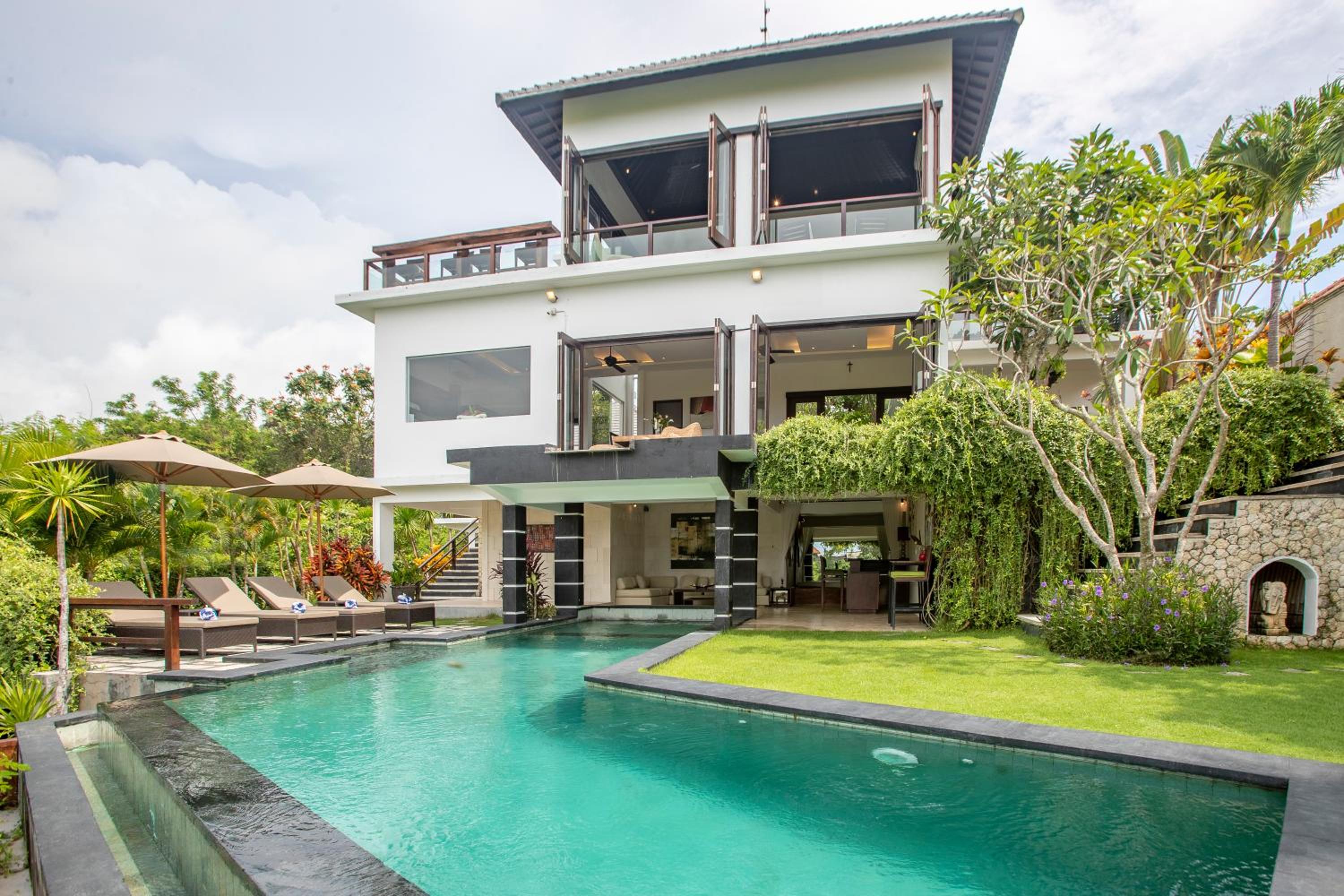 Moonlight and Sunshine Villa view 3
