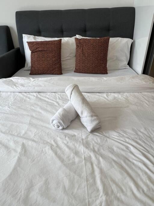Beloved Live TV Box Queen Bed Easy access LDP photo 3